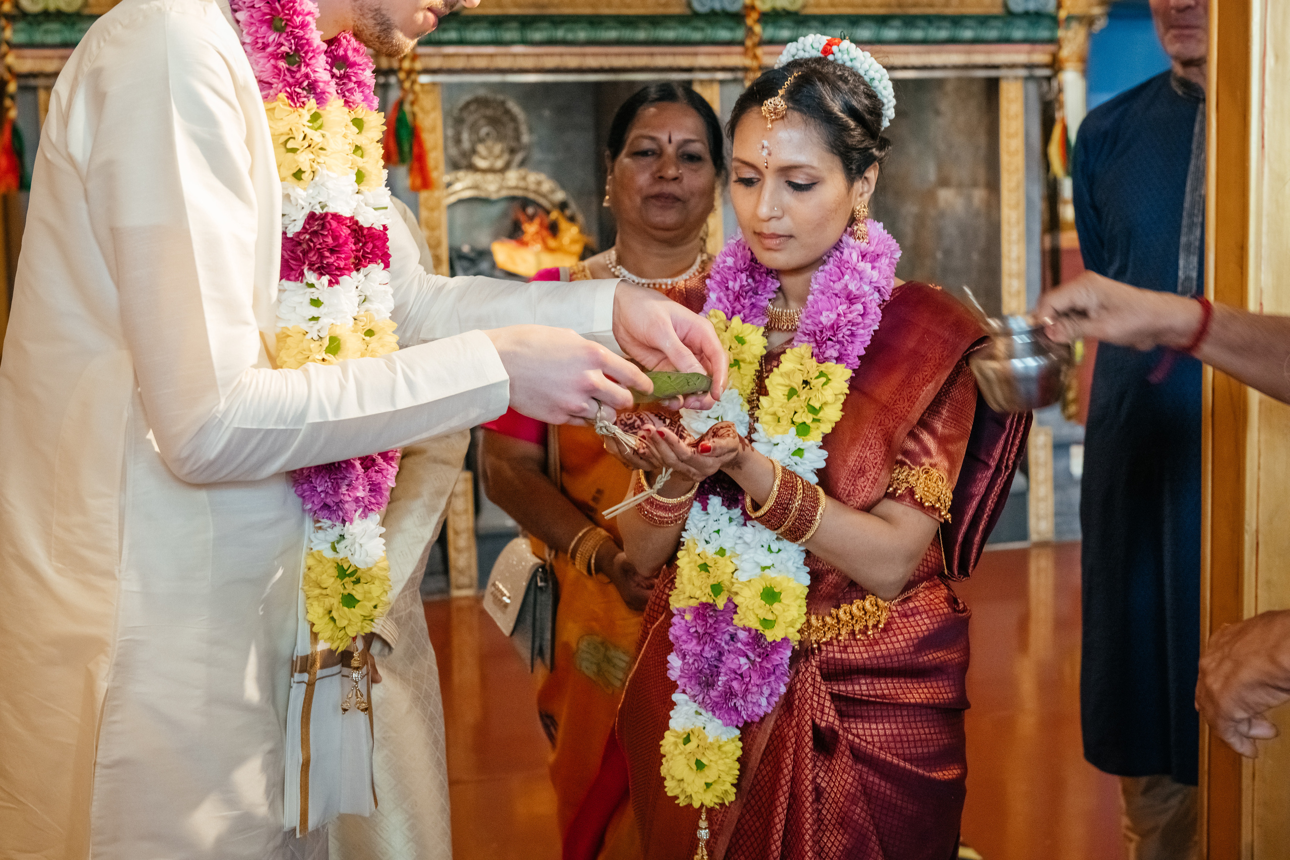 VIJETHA & BJÖRN Indian temple in Dürnten, Switzerland. I am Elena Altendorfer. Wedding photographer in Zurich and Switzerland