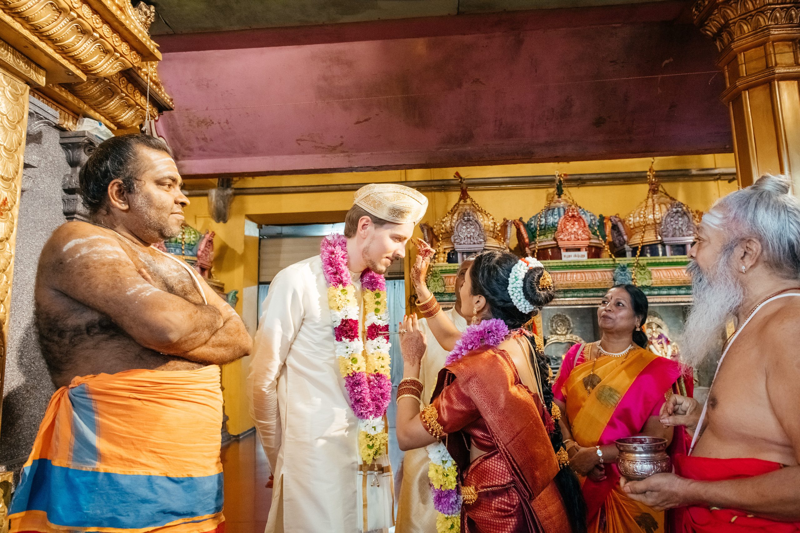 VIJETHA & BJÖRN Indian temple in Dürnten, Switzerland. I am Elena Altendorfer. Wedding photographer in Zurich and Switzerland