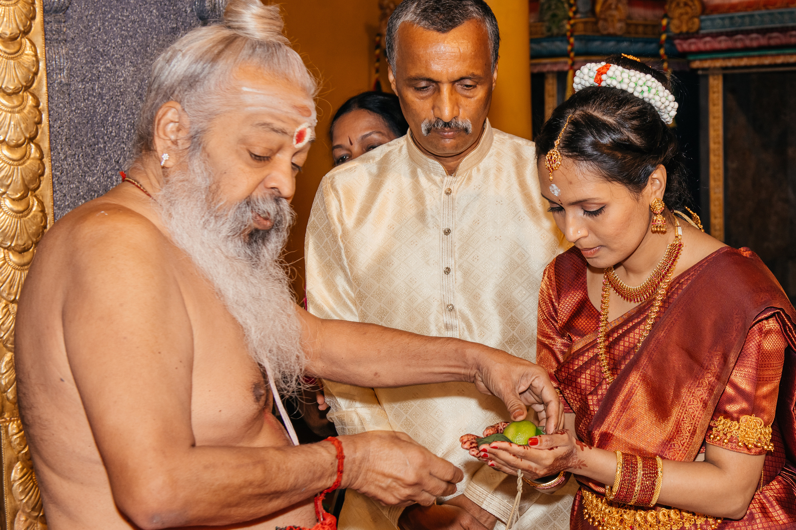 VIJETHA & BJÖRN Indian temple in Dürnten, Switzerland. I am Elena Altendorfer. Wedding photographer in Zurich and Switzerland