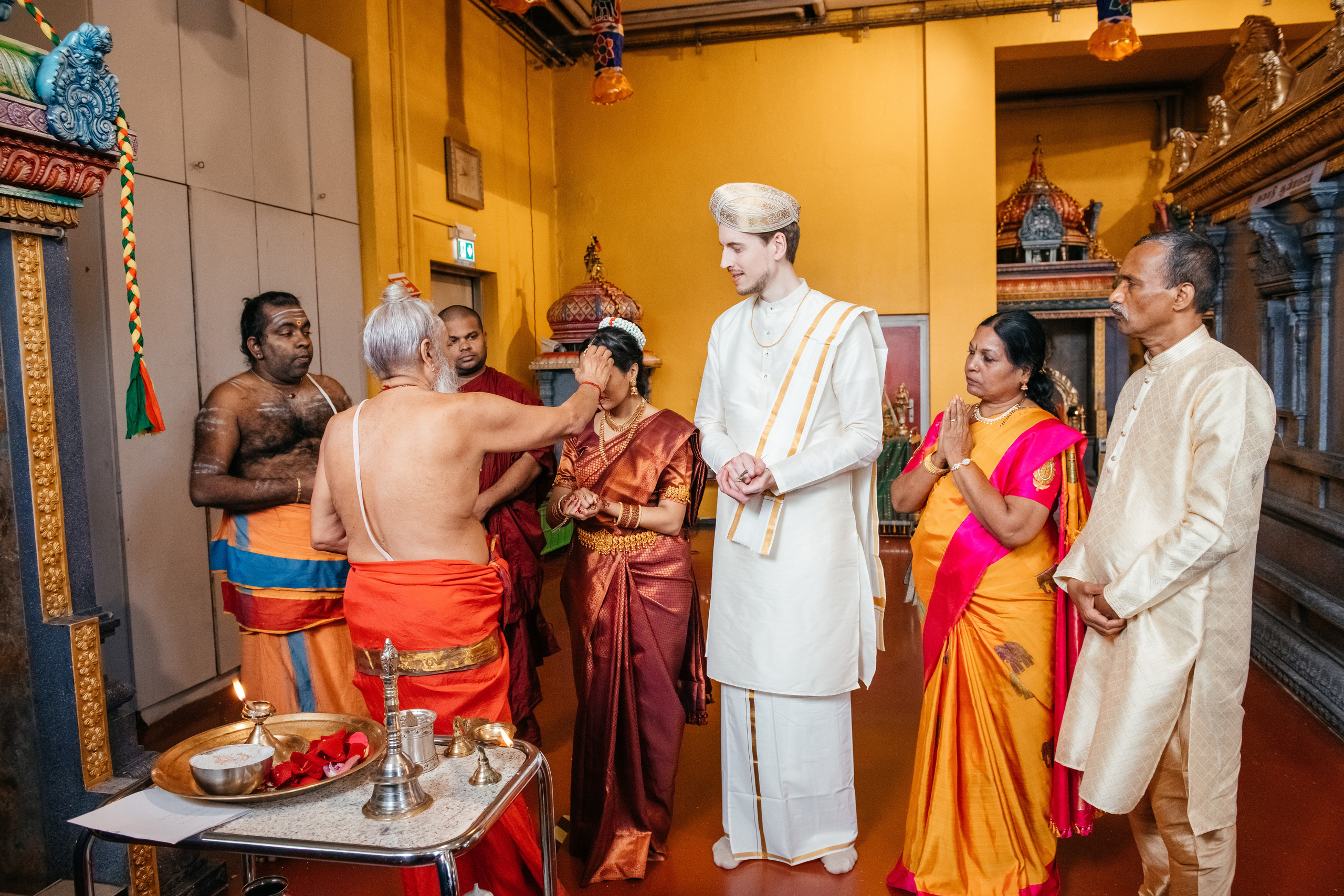 VIJETHA & BJÖRN Indian temple in Dürnten, Switzerland. I am Elena Altendorfer. Wedding photographer in Zurich and Switzerland