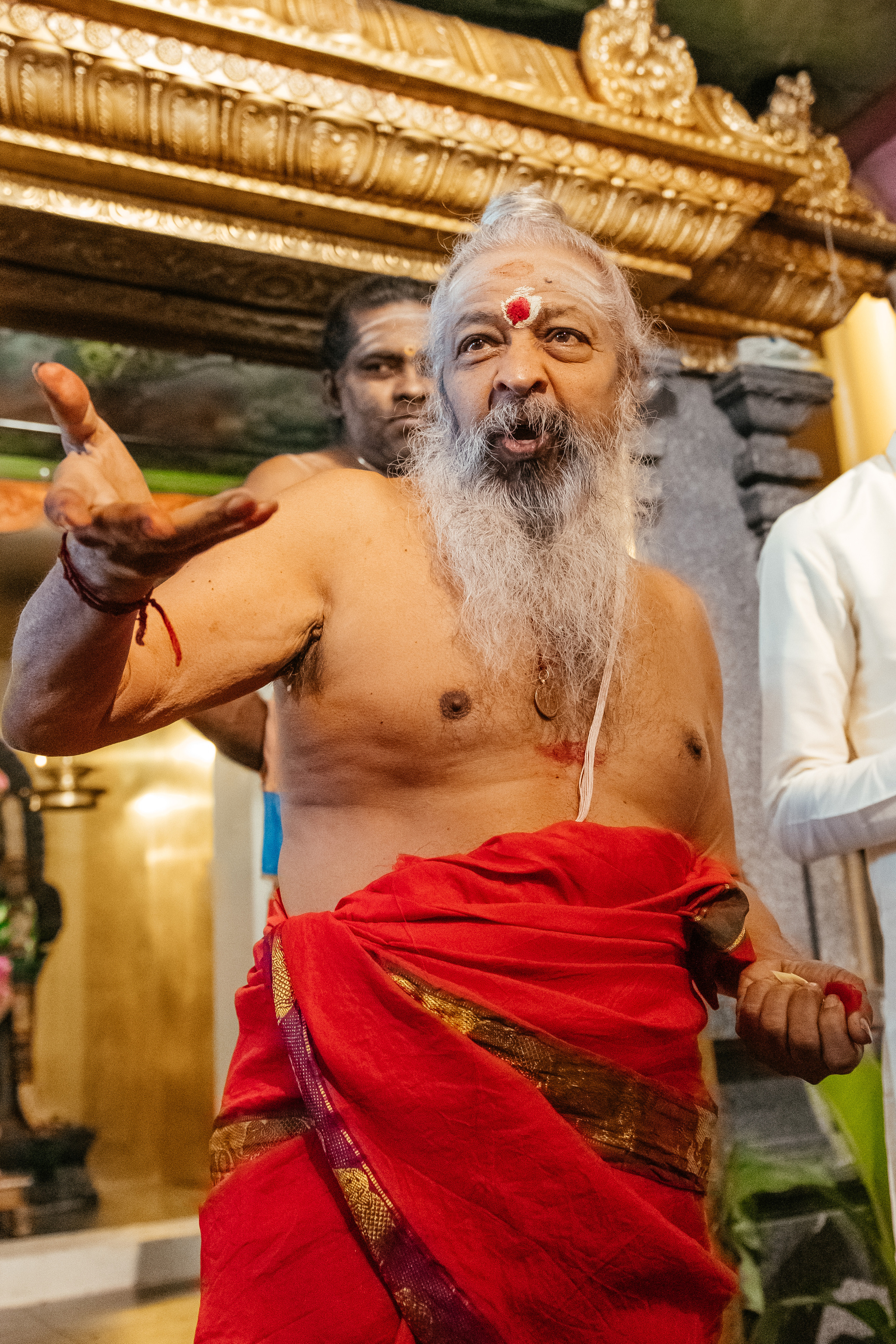 VIJETHA & BJÖRN Indian temple in Dürnten, Switzerland. I am Elena Altendorfer. Wedding photographer in Zurich and Switzerland