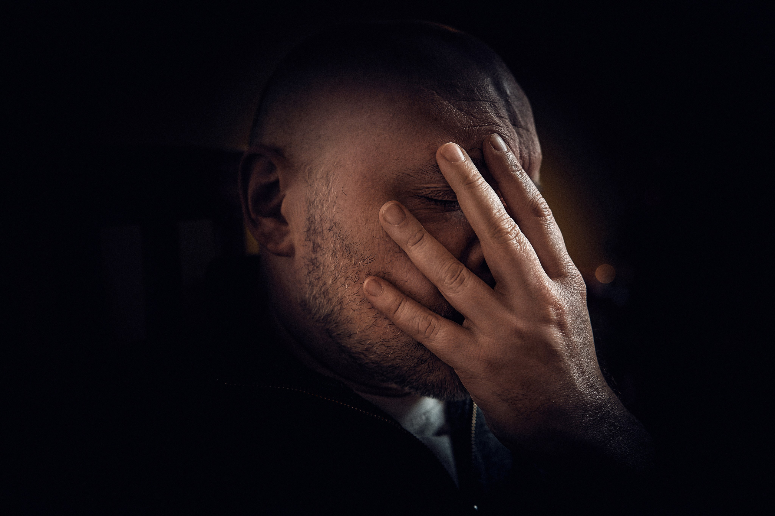 Portret Malarza - Simeon Genew - Portrety w studio - Fotograf i wideograf Andriej Szypiłow