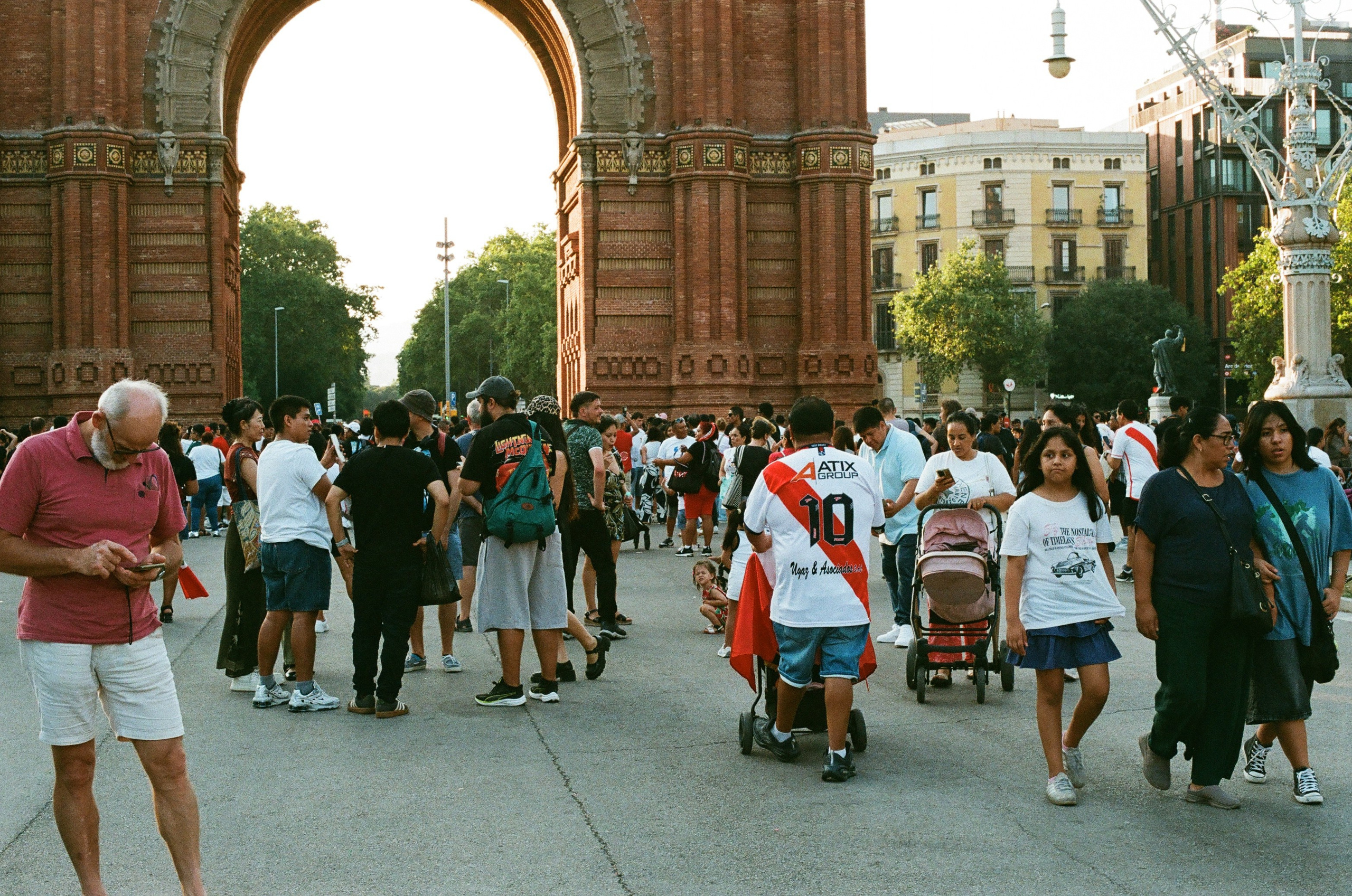 Как начать снимать на плёнку в 2026 году: мой первый опыт с Olympus OM-10 и Kodak UltraMax 400. Весільний і портретний фотограф у Барселоні та Батумі | Валерія Азаренко