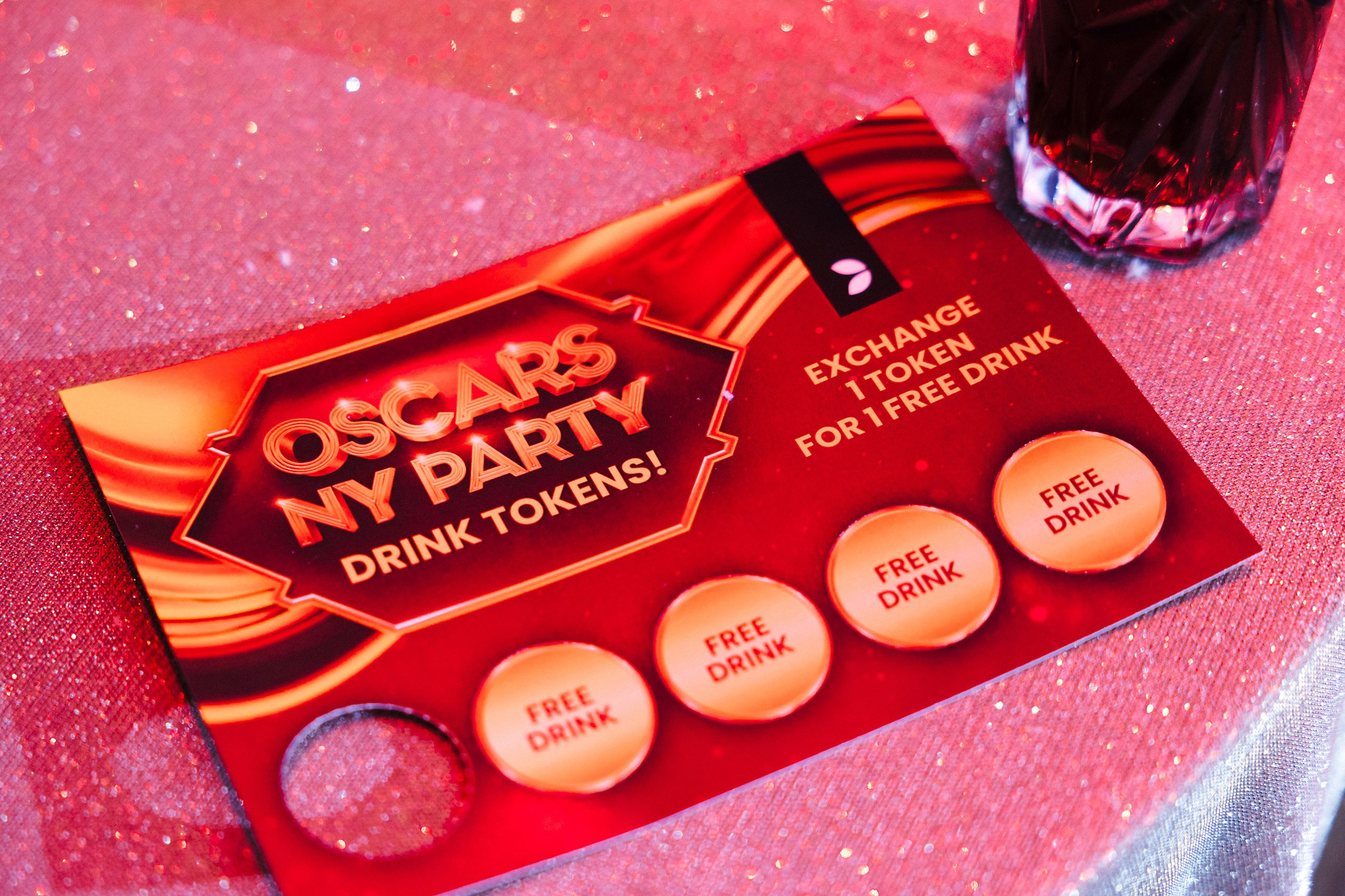 Новогодняя фотосессия в стиле «Оскар» для компаний — свет софитов и звёздные кадры. Евгений Тимофеев | Свадебный и контент-фотограф и видеограф в Риге