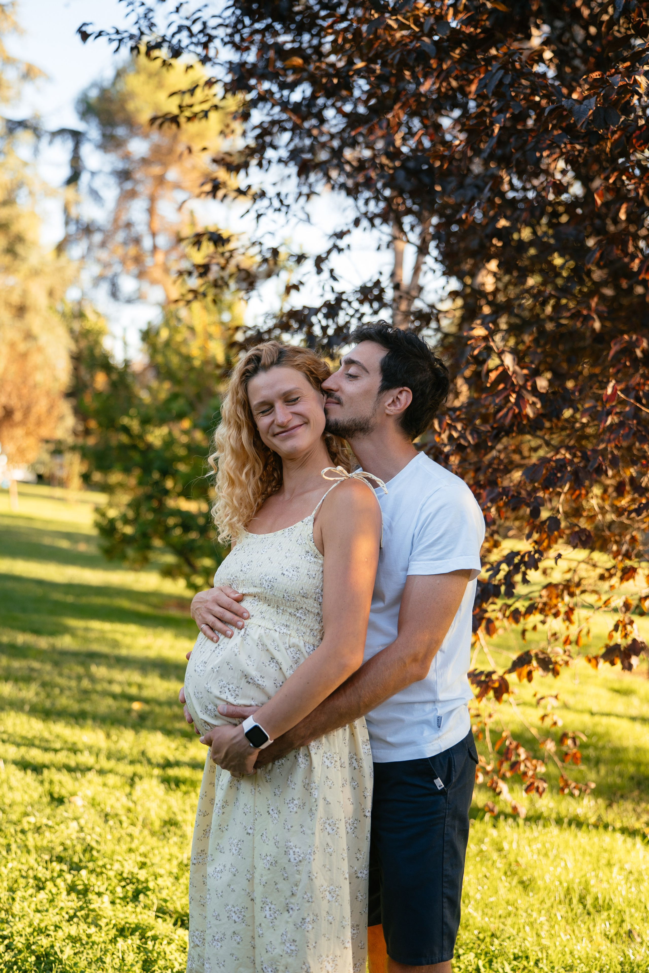 Candid pregnancy photoshoot in the park. Photographer in Madrid, Spain. Alyona Belyaninova