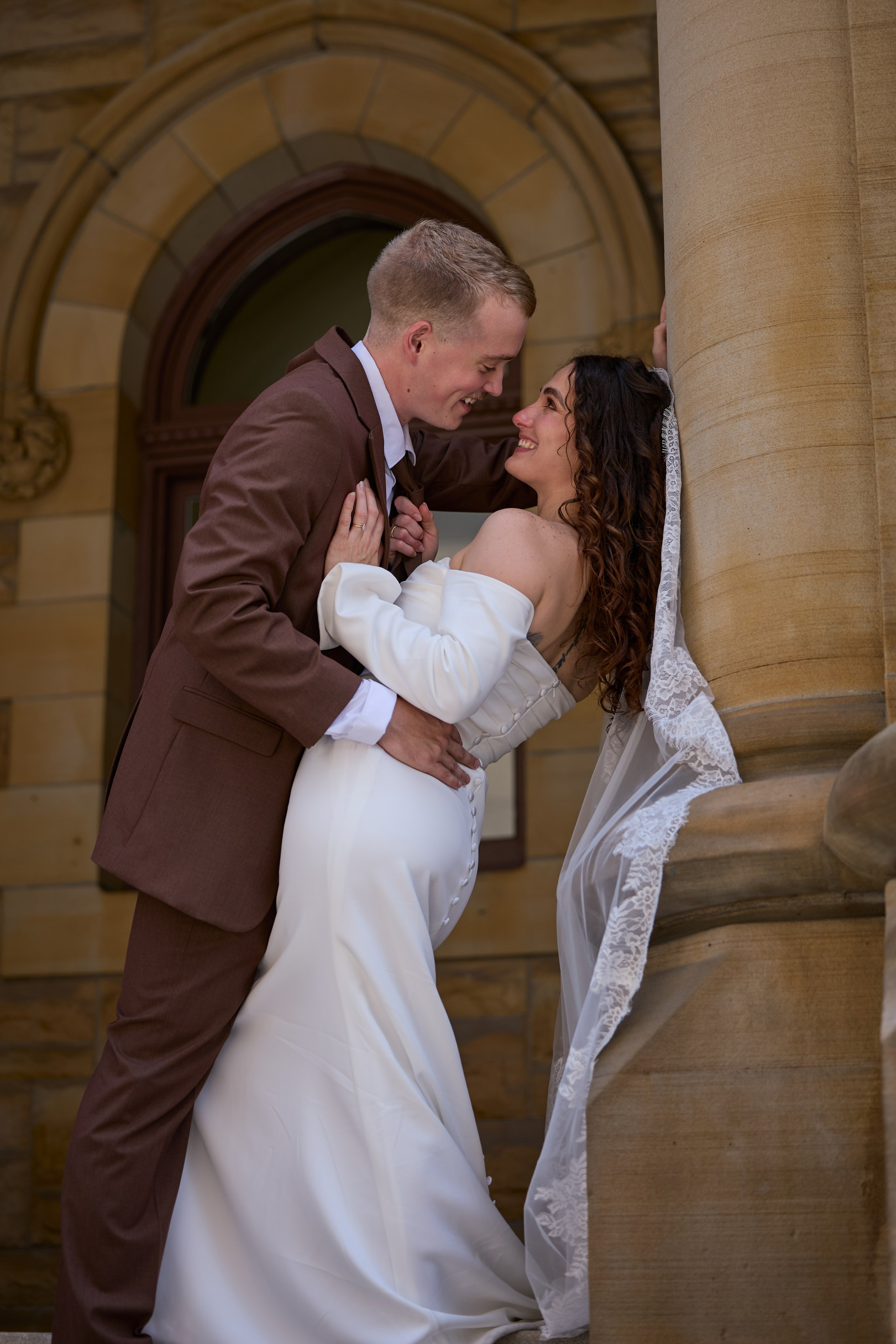 Romantic hug beside a column at a historic building in Columbus, Ohio