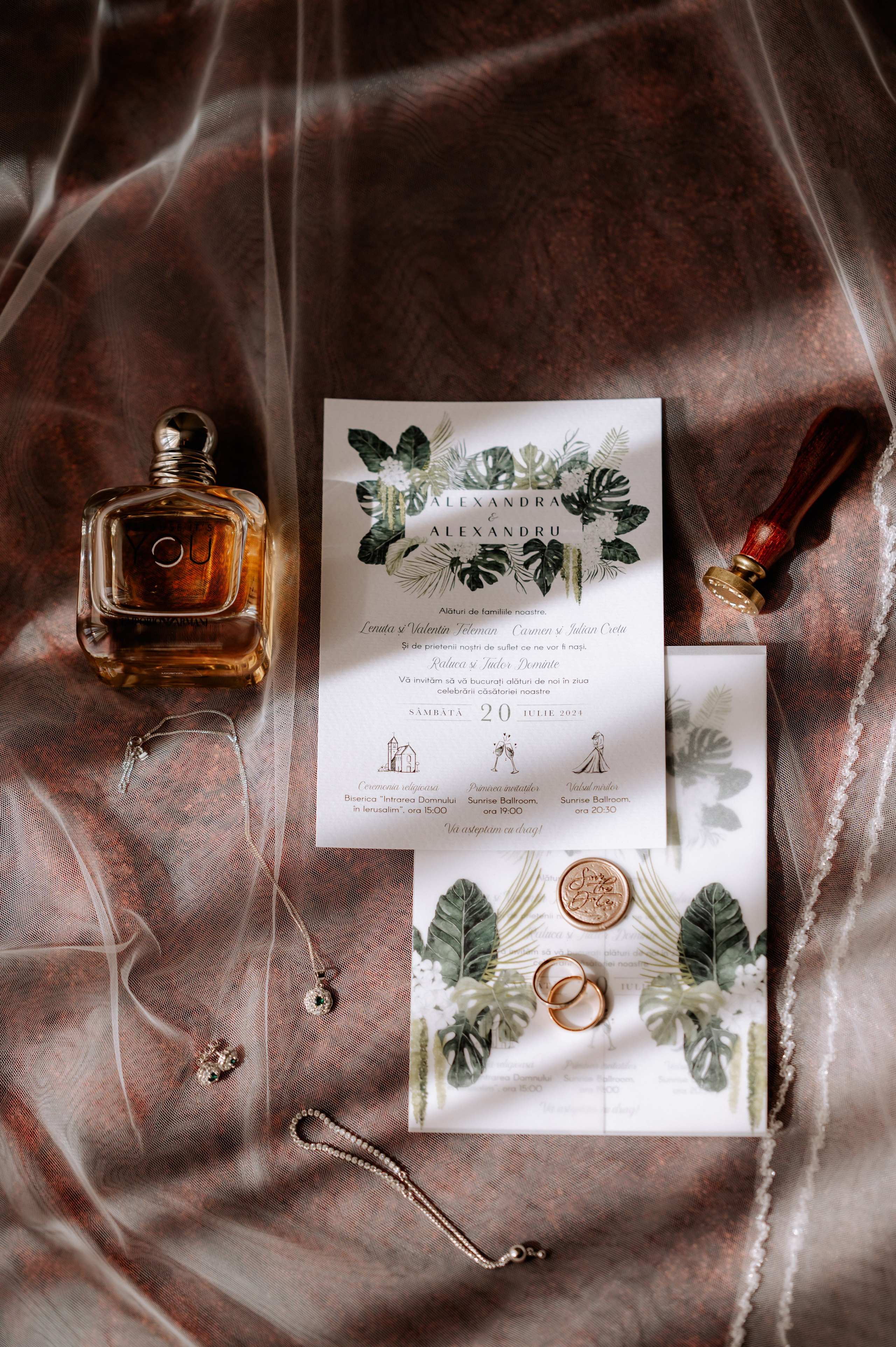 Cununie civila in aer liber , artificii de zi colorate , decor nunta , nunta la Hotel Traian. Proud Vision Weddings | Wedding Photography & Film — Servicii profesionale Foto Video Nunta Iasi