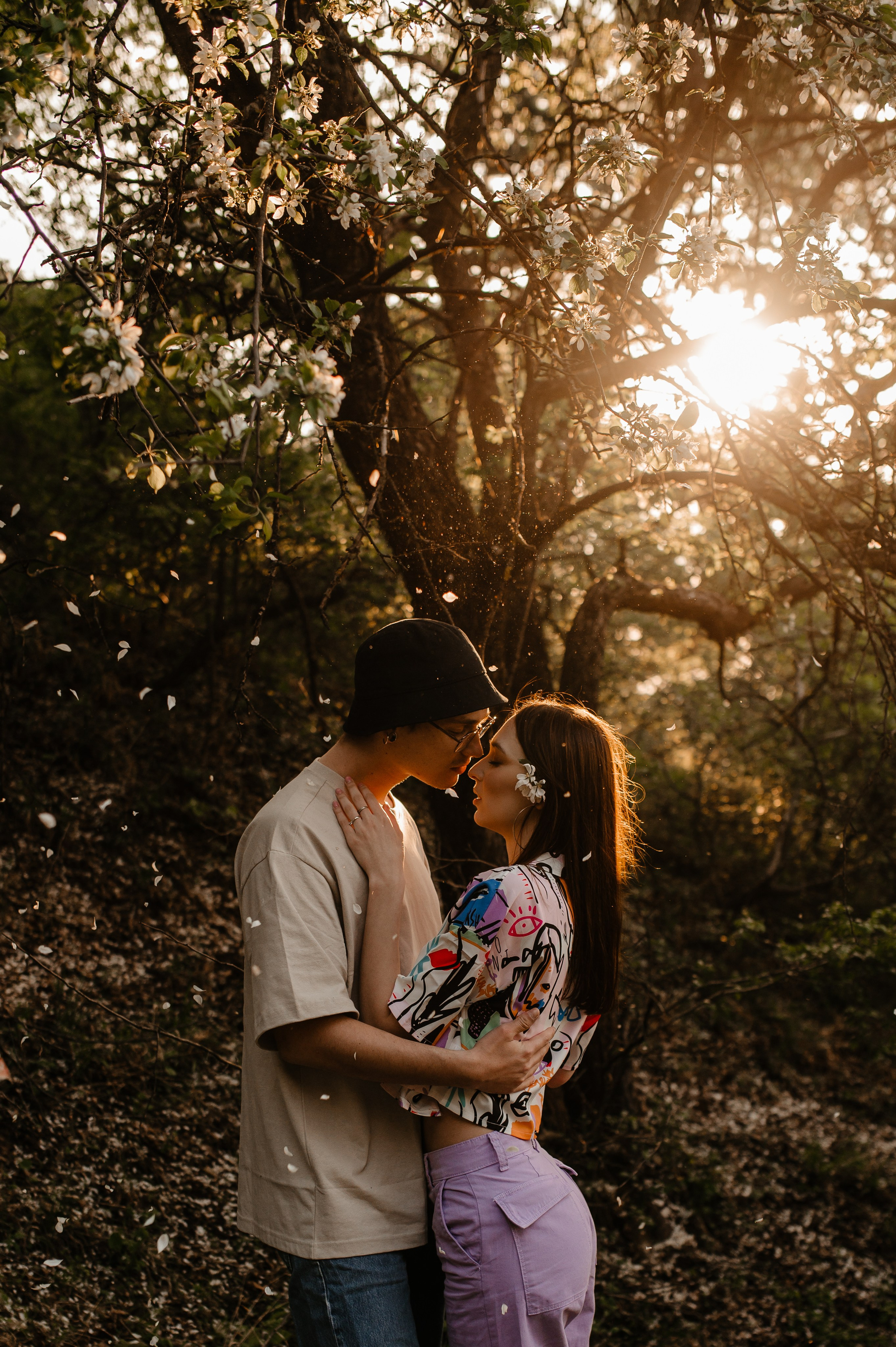 Sedinta foto la apus de primavara, copaci infloriti primavara. Proud Vision Weddings | Wedding Photography & Film — Servicii profesionale Foto Video Nunta Iasi