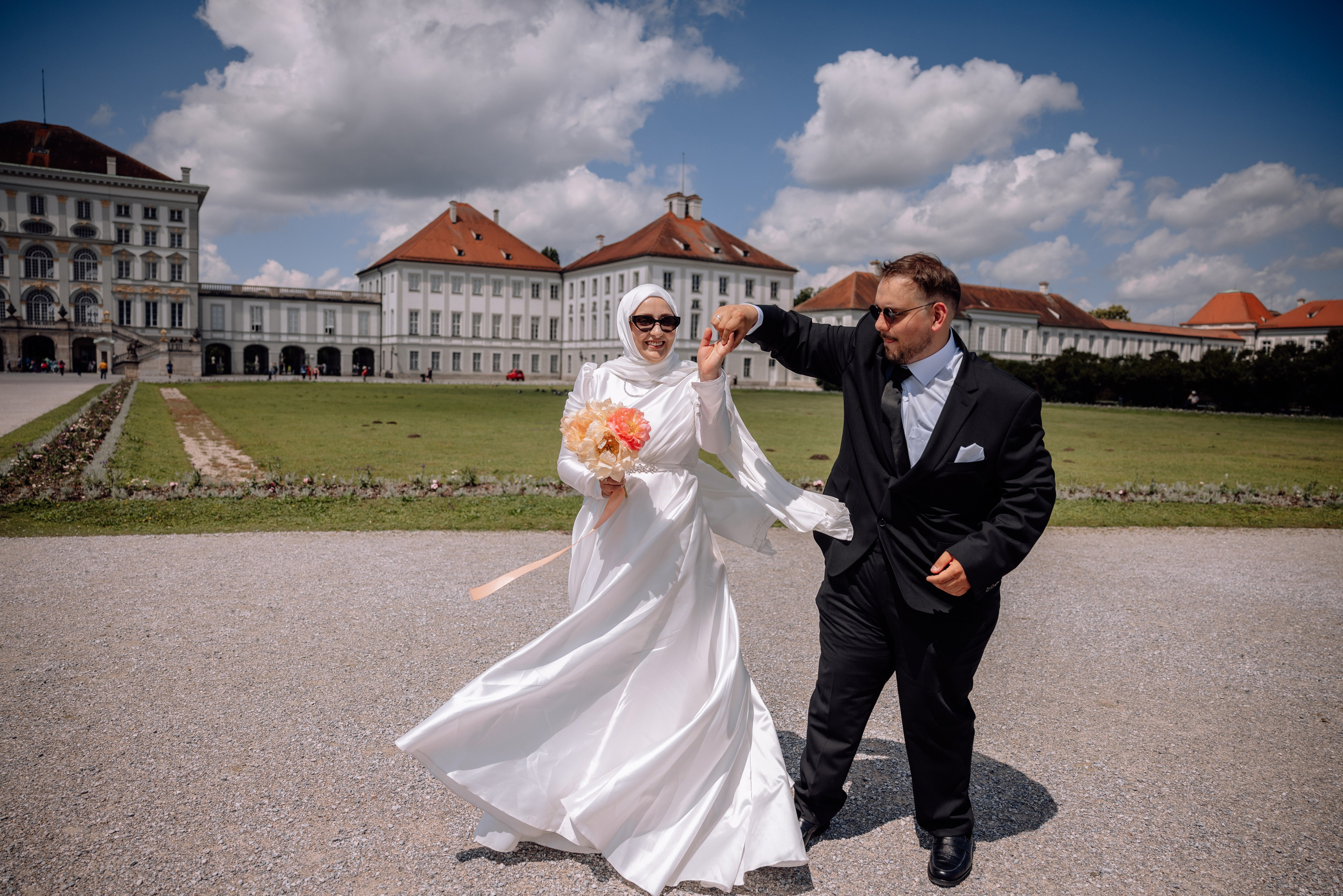 Paar tanzt vor dem Schloss Nymphenburg