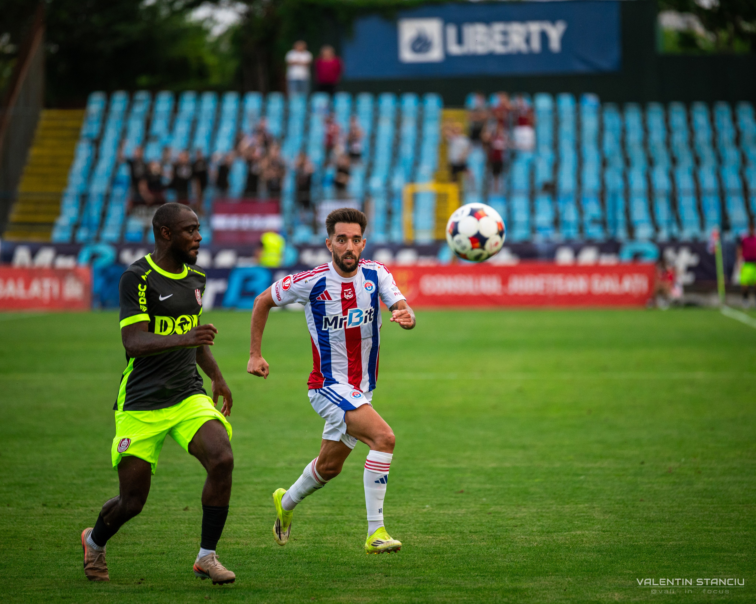 Otelul Galati — CFR Cluj. Fotograf de Sport, Portret, Produs, Corporate, Cultural și Evenimente în Galați | Valentin Stanciu