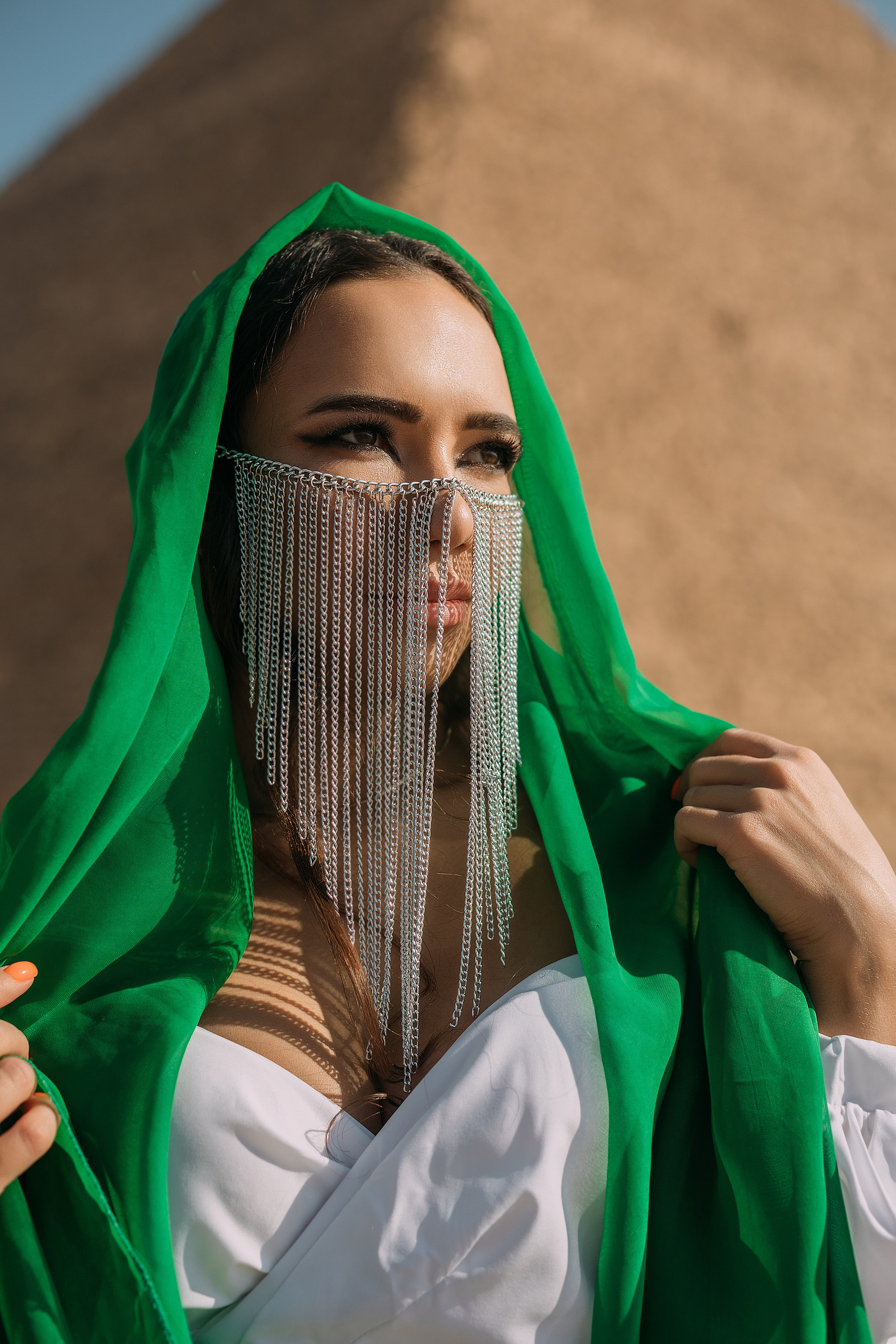 Портрет девушки на фоне египетских пирамид в маске и платке