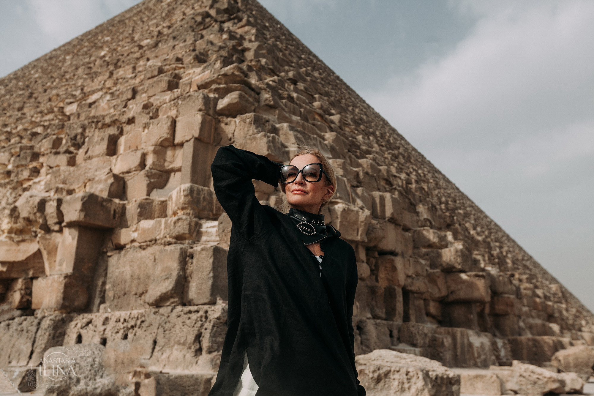 Виктория Шелягова на экскурсии у пирамиды Хеопса в Гизе