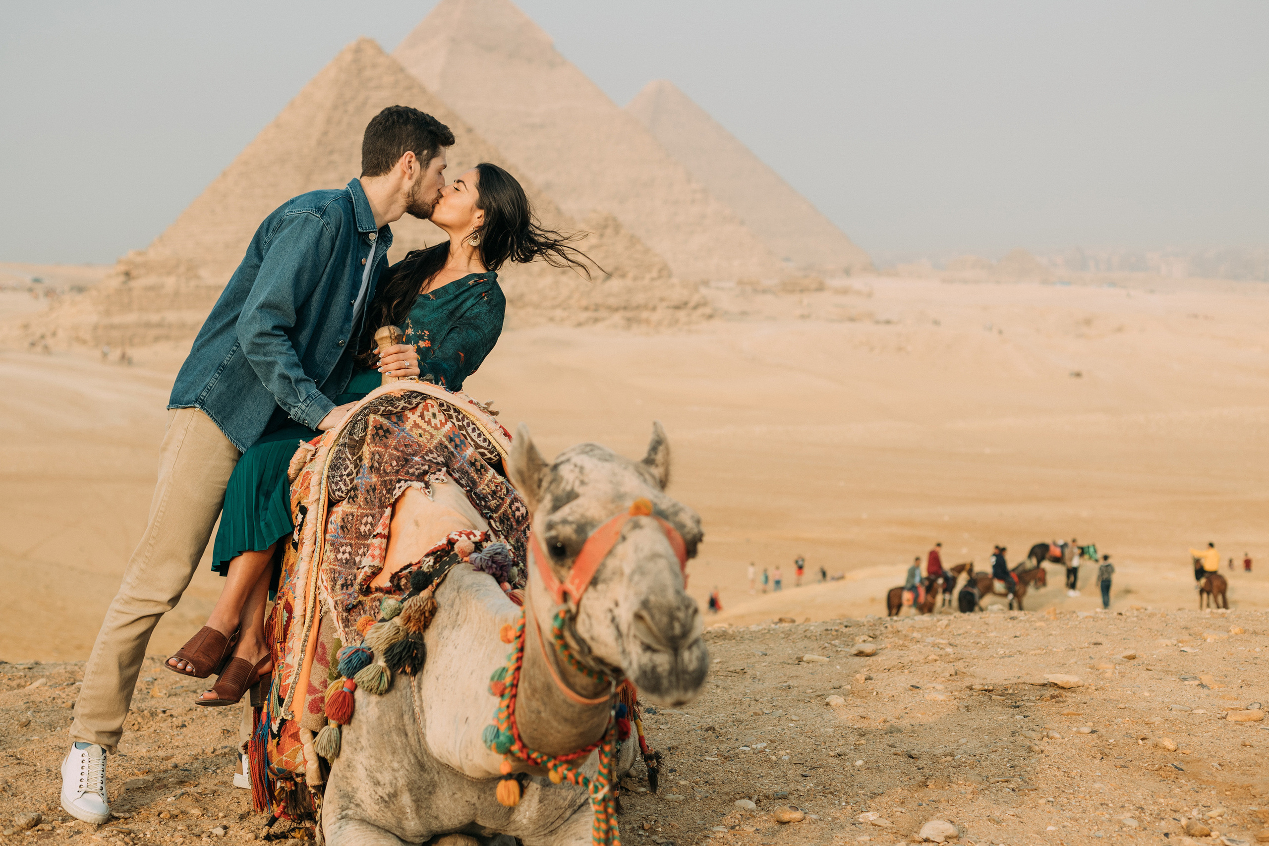 пара целуется на фоне пирамид Гизы