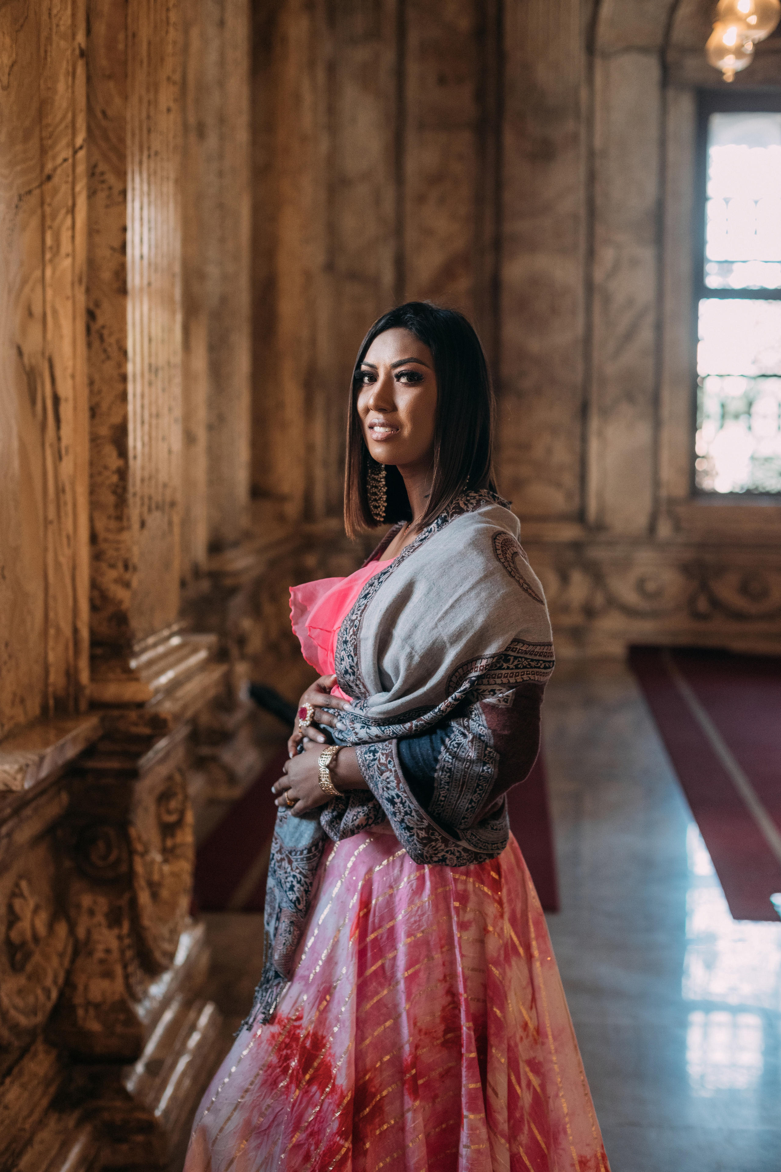 Девушка в платке внутри мечети в Каире