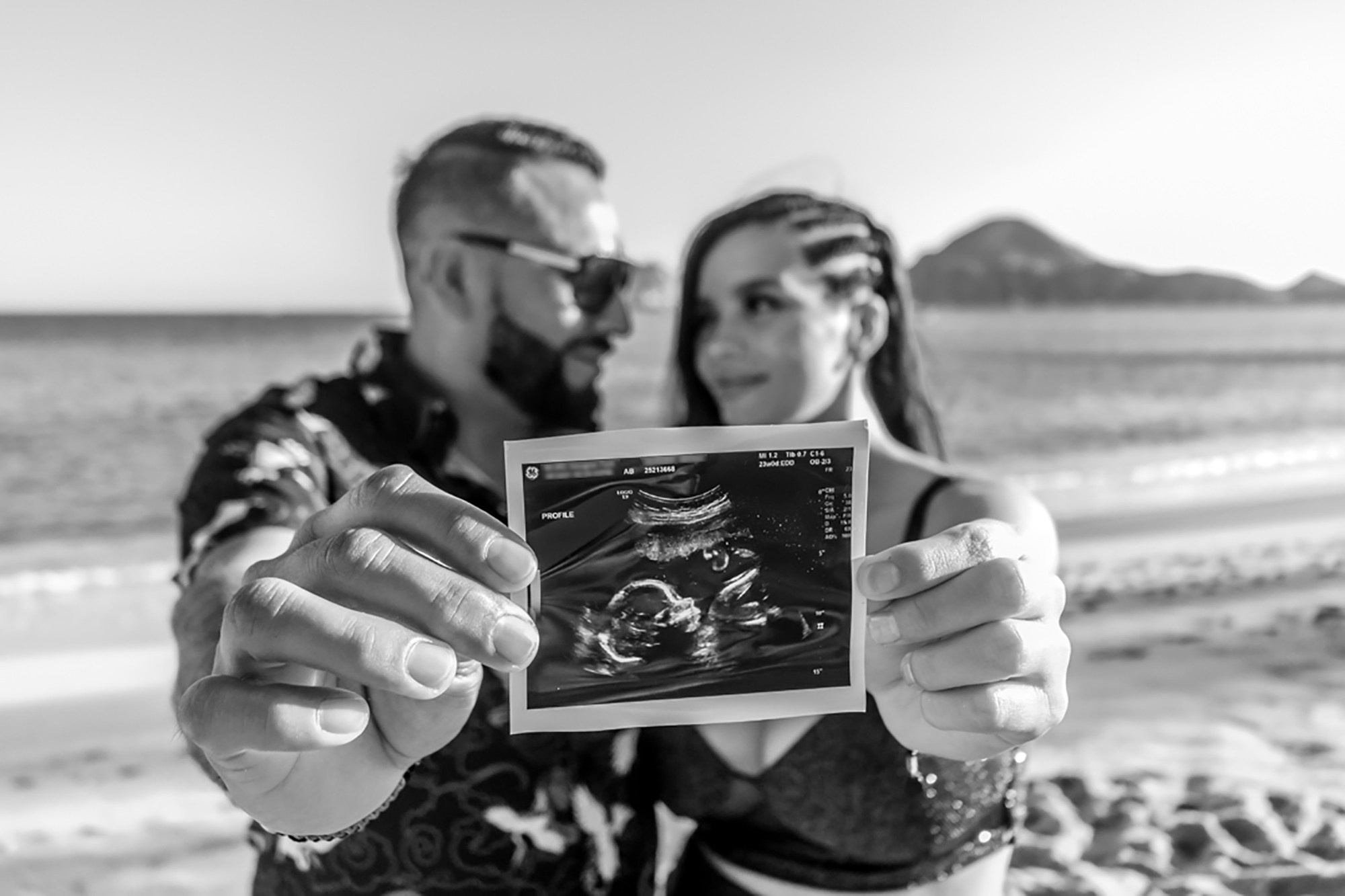 Artistic maternity photoshoot in Los Cabos – silhouette of pregnant woman against the sunset, reflecting the magic of waiting and the beauty of motherhood.