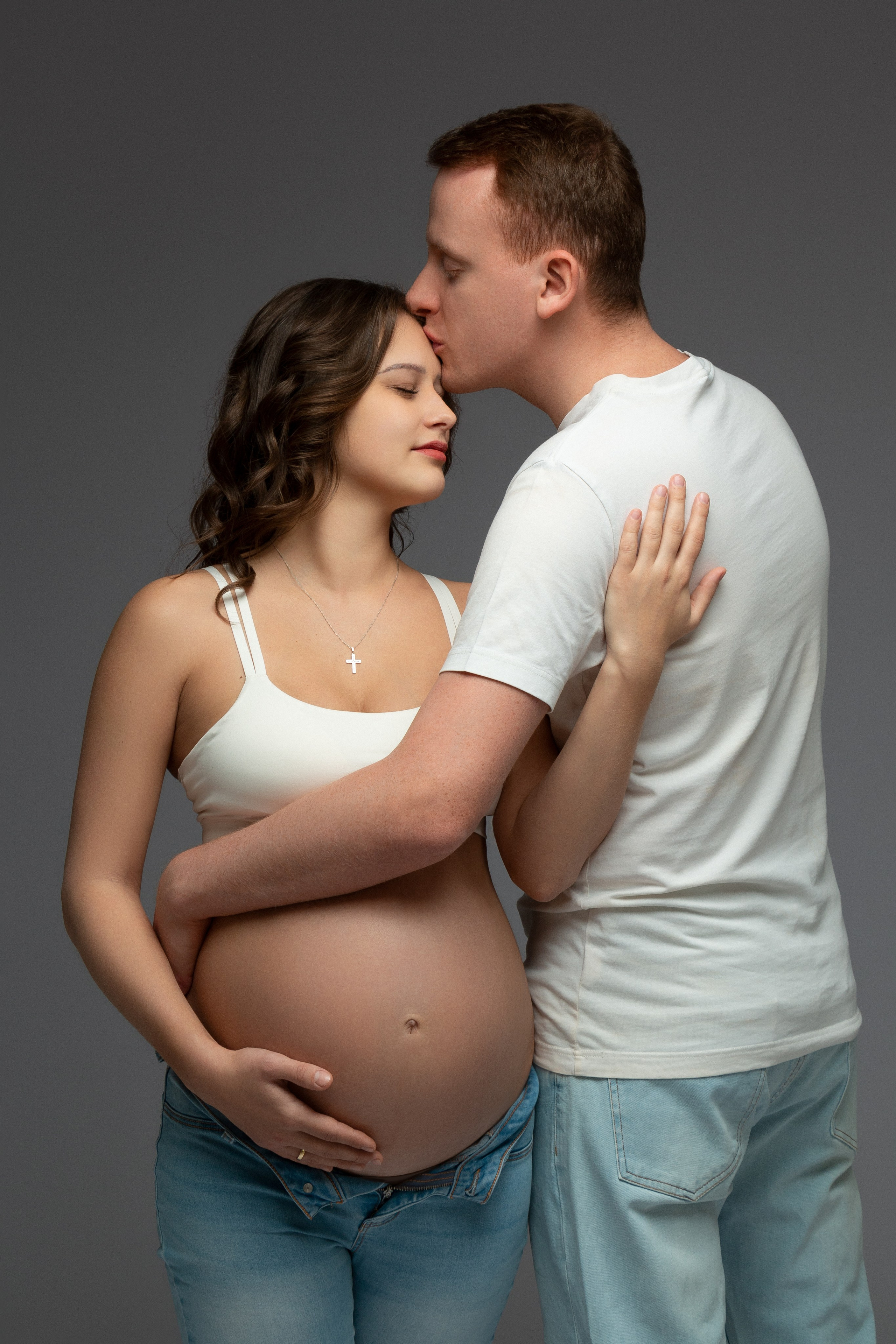 Schwangere Natalia mit Partner in harmonischer Pose – natürliche Schönheit