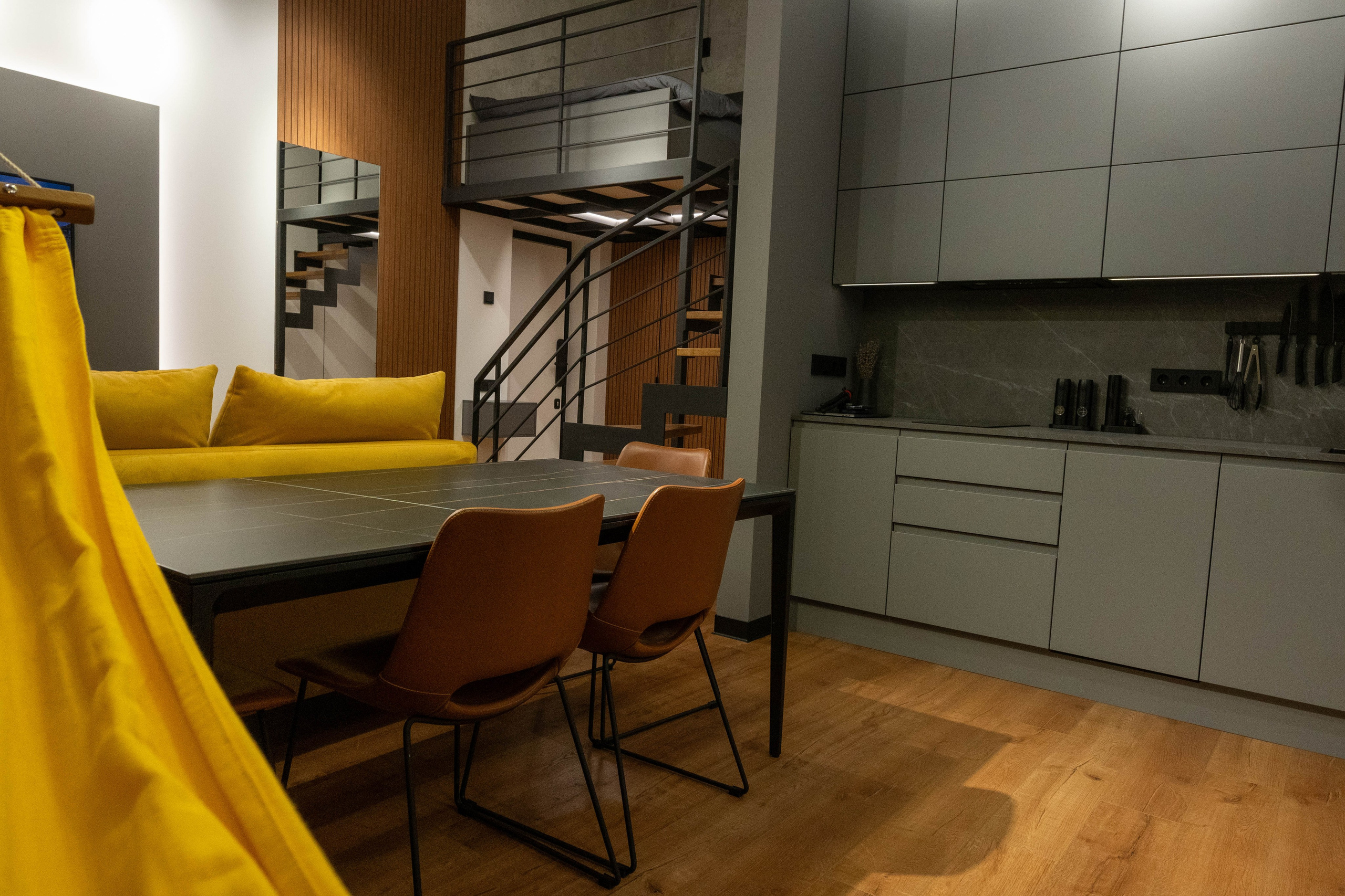 The apartment is on two levels. Fotograf Dmitrii Donets