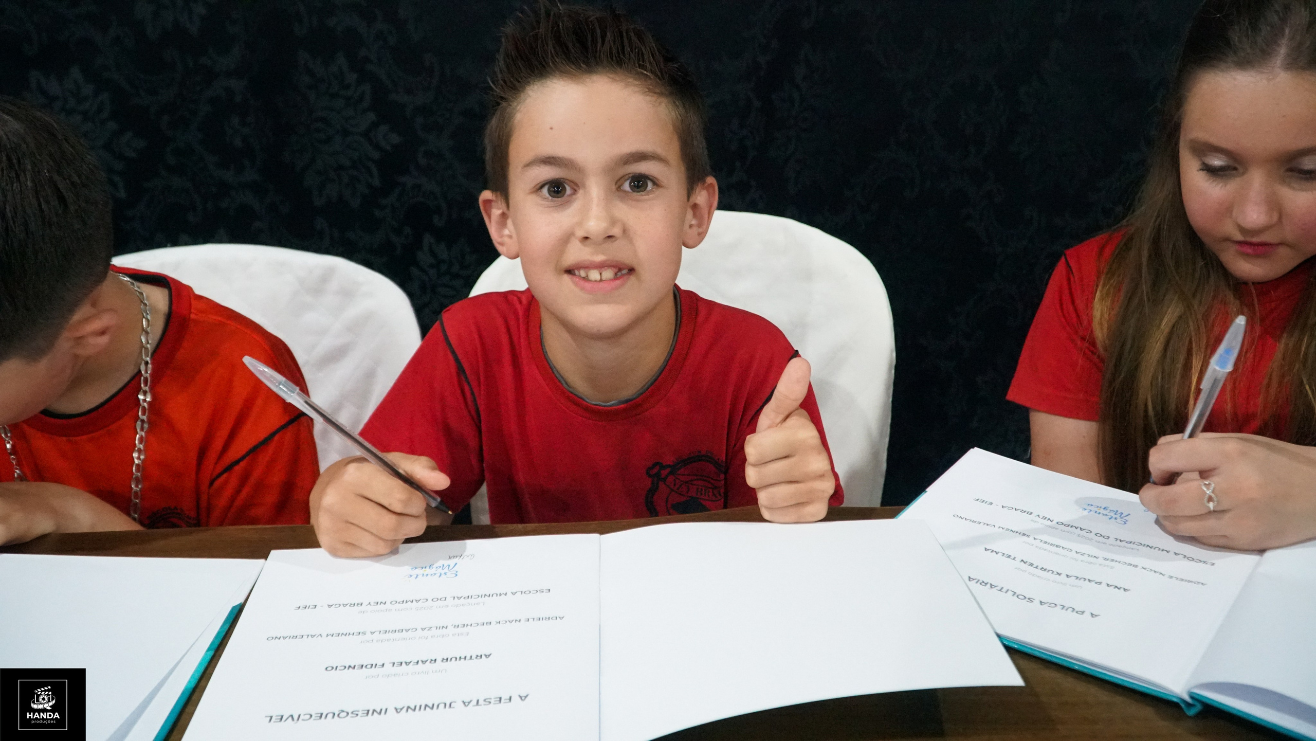 Noite autógrafos colégio Aurélio Buarque de Holanda. Handa Produções