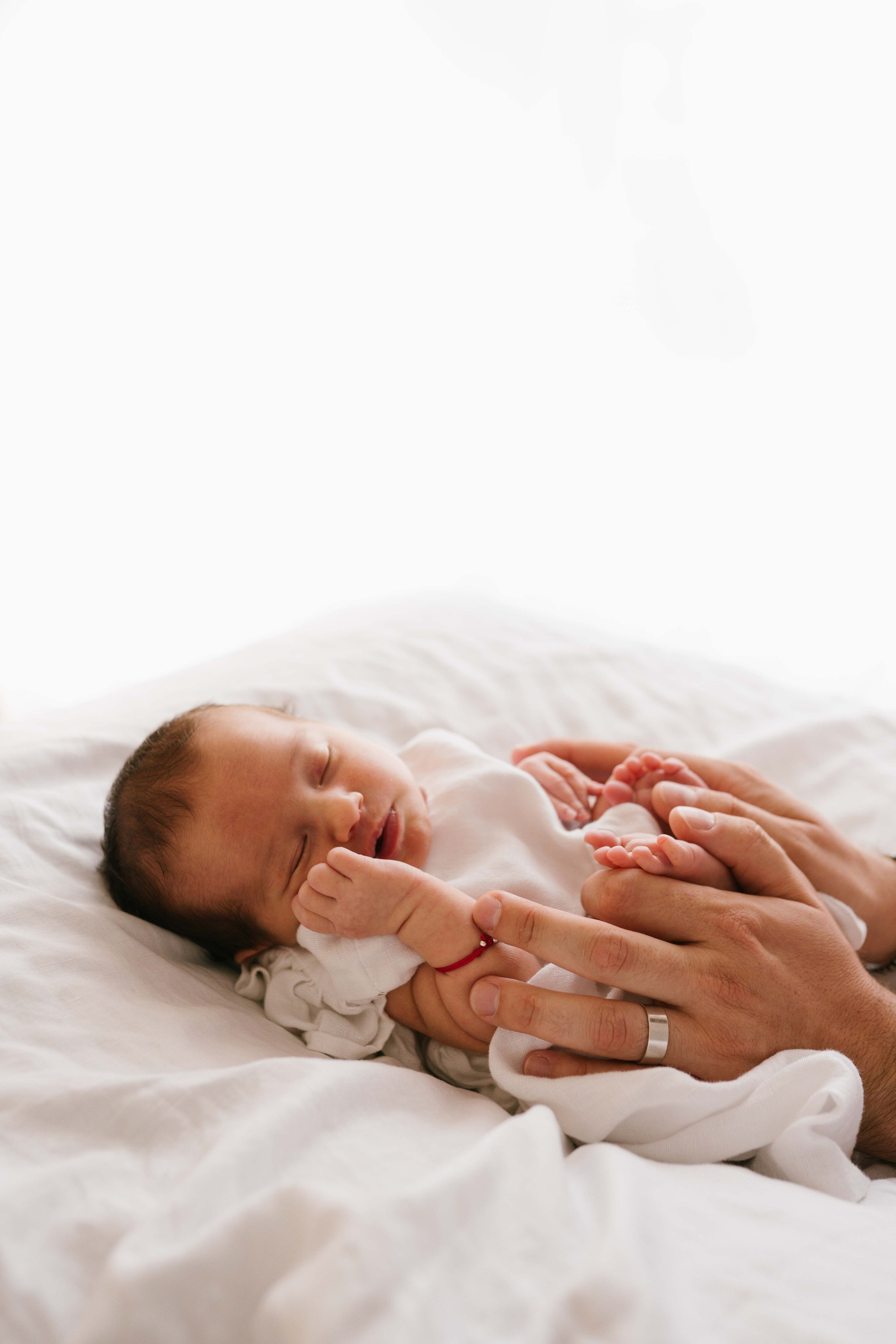 Inspira sesiune foto nou-nascut. Madalina Beda- Artist vizual, fotograf, doula la nastere, consultant babywearing Brasov si in toata tara