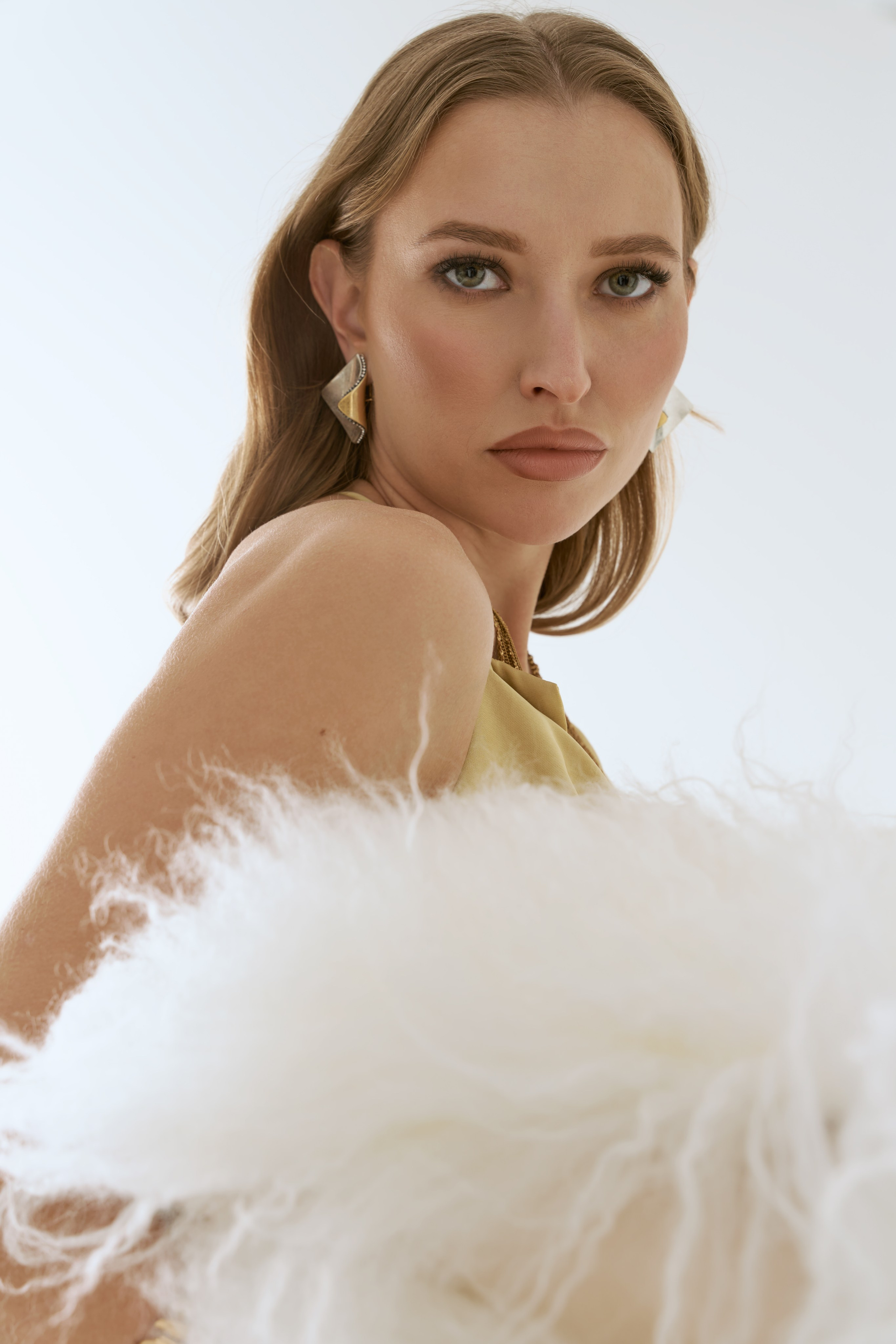 GOLDEN MINIMALISM. Viktorija Korsaka| Brand Content Creator & Photographer
