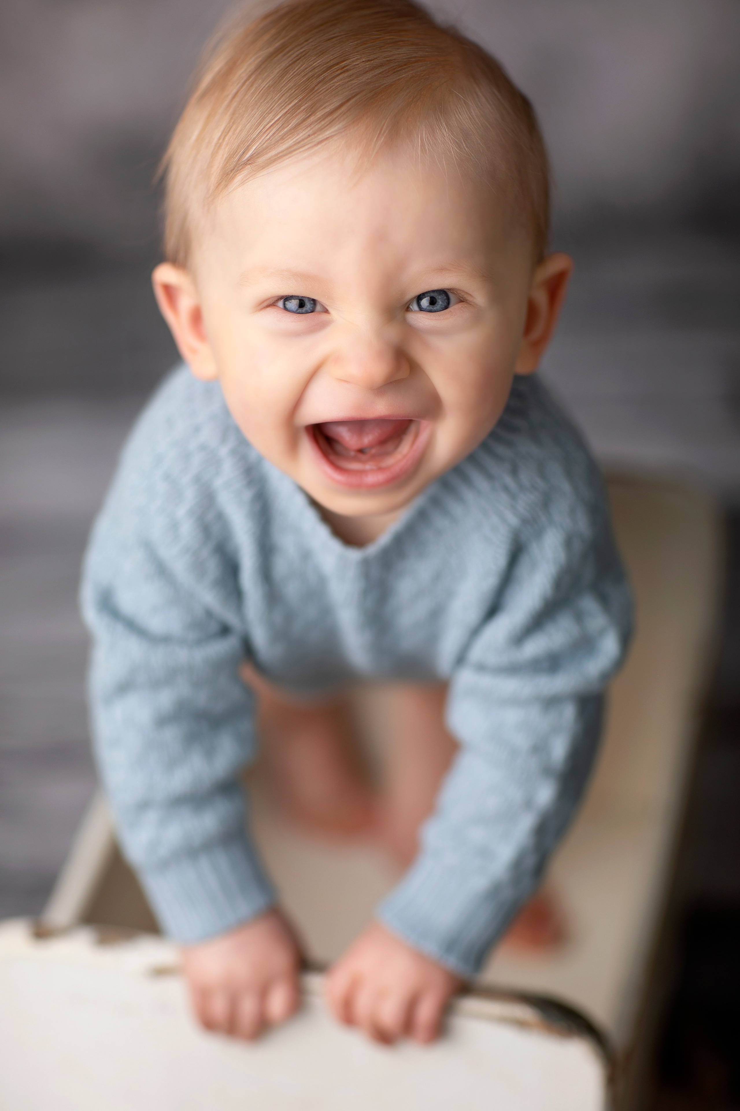 Upplev en oförglömlig fototillfälle i vår studio, där vi fångar er familjs naturliga leenden och kärlek.
