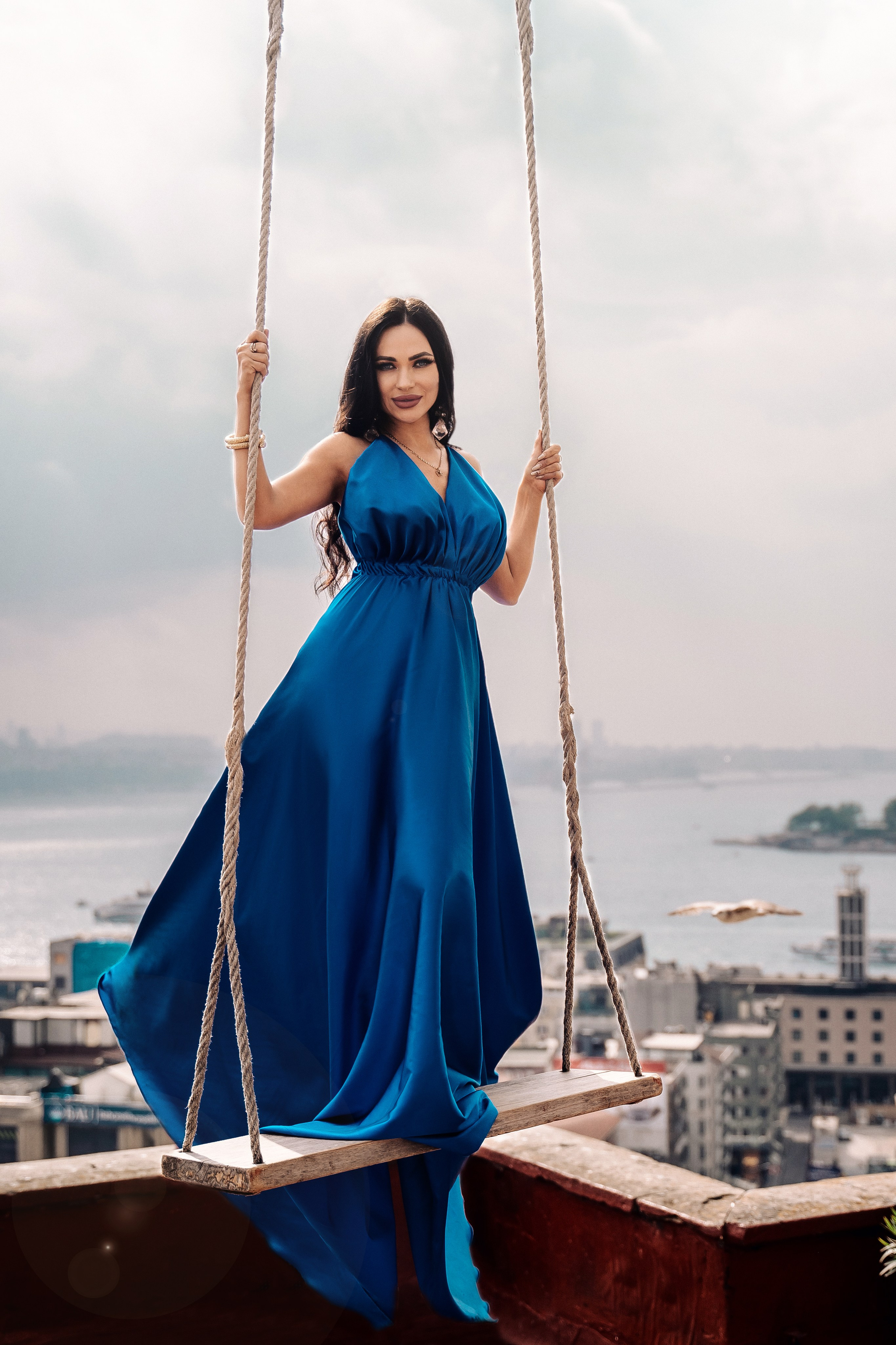 Фотосессии в дизайнерских нарядах в Стамбуле. Wedding, family and lifestyle photographer Anatoly. Photo sessions on rooftops with seagulls. Istanbul
