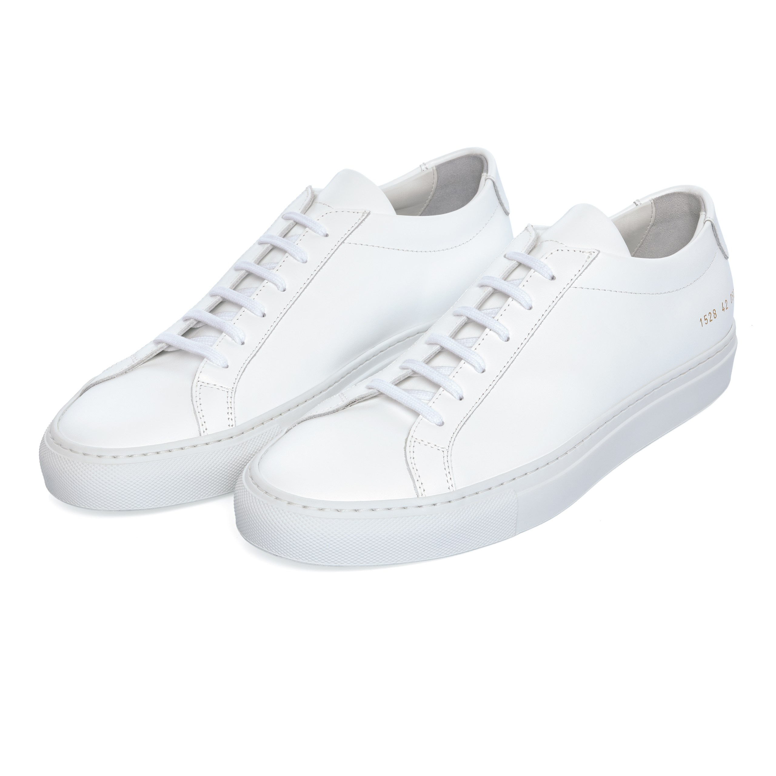 Produktfotografie Wien – Weiße Leder-Sneaker freigestellt im Studio.