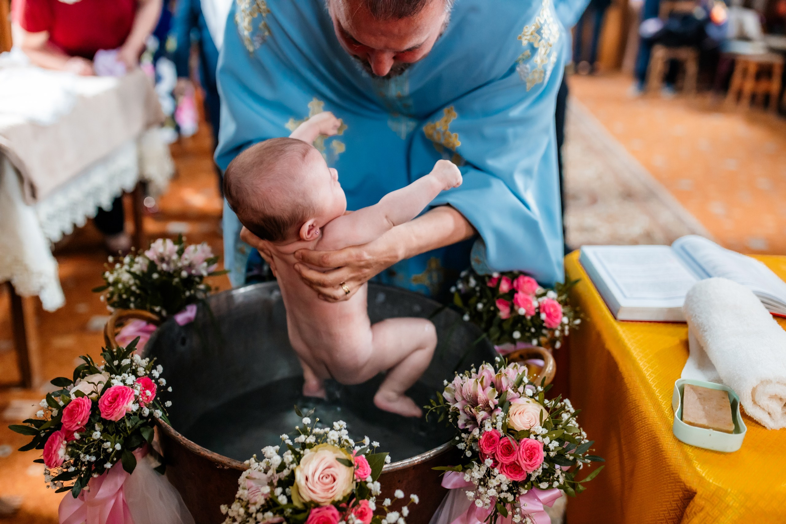 fotograf botez , fotografie botez Botoșani, fotograf Alin Chirilă, amintiri botez, fotografii botez, botez Miruna Parascheva, fotograf copii, fotografie botez în Botoșani-alt="botez , fotografie botez Alin Chirilă, amintiri botez, fotografii emoționante botez Botoșani"-- fotografii-botez-bebelus- amintiri-botez-micuț- moment-sfânt-crestinare- fotografie-emotionanta-botez- detalii-botez-bebelusi- parinti-fericiti-la-botez- fotograf-botez-profesionist- botez-in-biserica-ortodoxa- micuț-botezat-cu-emoție- zâmbete-și-lacrimi-la-botez- bebeluș-la-cristelniță- decor-botez-colorat- botez-cu-dragoste-și-credință- emotie-pura-la-botez- fotograf-botez-botosani- botez-iasi-suceava-fotograf- amintiri-nepretuite-botez-- Preotul ținându-l pe micuțul Mathias Gabriel la botez, în biserica Înălțarea Domnului, Copălău  - Detalii de la botezul lui Mathias – lumânare, trusou și icoană  - Familia lui Mathias Gabriel alături de micuț, în ziua botezului  - Portret emoționant cu mama și bebelușul în brațe, în biserică,fotograf profesionist evenimente Botoșani, Iași, Suceava, Fălticeni, Bacău, Pașcani, Roman - AlinoFotoStudio by Alin Chirilă - servicii foto nuntă, botez, cununie, ședințe foto creative, albume personalizate, fotografii emoționante și calitative pentru cele mai importante momente din viață,fotograf nuntă Botoșani Alin Chirilă,  ședință foto botez Iași - AlinoFotoStudio,  servicii fotograf profesionist evenimente Suceava,  fotograf cununie civilă Fălticeni - Alin Chirilă,  album foto nuntă personalizat Bacău.“Bebeluș botezat în biserică, ținut în brațe de nași”	•	“Detaliu cu lumânarea de botez decorată cu flori albe”	•	“Părinți emoționați alături de copilul lor la ceremonia de botez”	•	“Masa festivă de botez cu decor tematic și tort personalizat”	•	“Momentul în care preotul toarnă apă sfințită pe fruntea bebelușului”	“Bebeluș în rochie albă de botez, zâmbind în brațele mamei”	•	“Detaliu cu cruciulița de botez așezată pe o pernă de satin”	•	“Părinți și nași aprinzând lumânările în timpul ceremoniei de botez”	•	“Tort de botez decorat cu figurine tematice și numele copilului”	•	“Copil botezat dormind liniștit în pătuțul decorat festiv”	•	“Momentul în care preotul binecuvântează copilul în fața altarului”	•	“Invitați adunându-se în jurul mesei festive la petrecerea de botez”	•	“Bebeluș ținând în mână o jucărie personalizată primită la botez”	•	“Familie fericită pozând împreună după ceremonia de botez”	•	“Decor tematic cu baloane și flori la locația petrecerii de botez” fotograf Botoșani fotograf evenimente fotograf botez Alin Chirila fotograf alinofotostudio.fotograf botez Amelis Maria, fotografie botez Botoșani, fotograf Alin Chirilă, amintiri botez, fotografii botez, botez Amelis Maria, fotograf copii, fotografie botez în Botoșani,