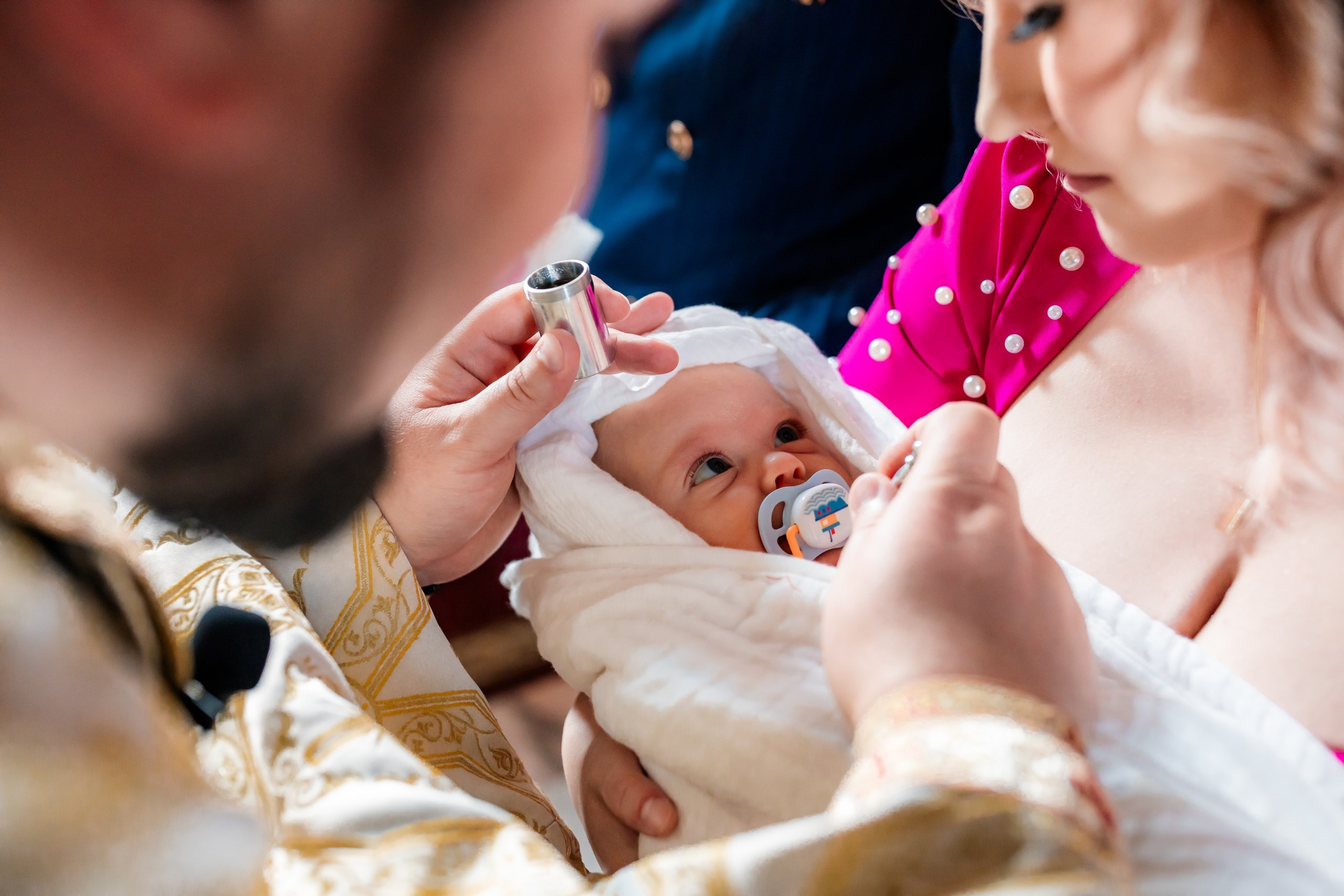 fotograf botez Miruna Parascheva, fotografie botez Botoșani, fotograf Alin Chirilă, amintiri botez, fotografii botez, botez Miruna Parascheva, fotograf copii, fotografie botez în Botoșani-alt="botez Miruna Parascheva, fotografie botez Alin Chirilă, amintiri botez, fotografii emoționante botez Botoșani"-- fotografii-botez-bebelus- amintiri-botez-micuț- moment-sfânt-crestinare- fotografie-emotionanta-botez- detalii-botez-bebelusi- parinti-fericiti-la-botez- fotograf-botez-profesionist- botez-in-biserica-ortodoxa- micuț-botezat-cu-emoție- zâmbete-și-lacrimi-la-botez- bebeluș-la-cristelniță- decor-botez-colorat- botez-cu-dragoste-și-credință- emotie-pura-la-botez- fotograf-botez-botosani- botez-iasi-suceava-fotograf- amintiri-nepretuite-botez