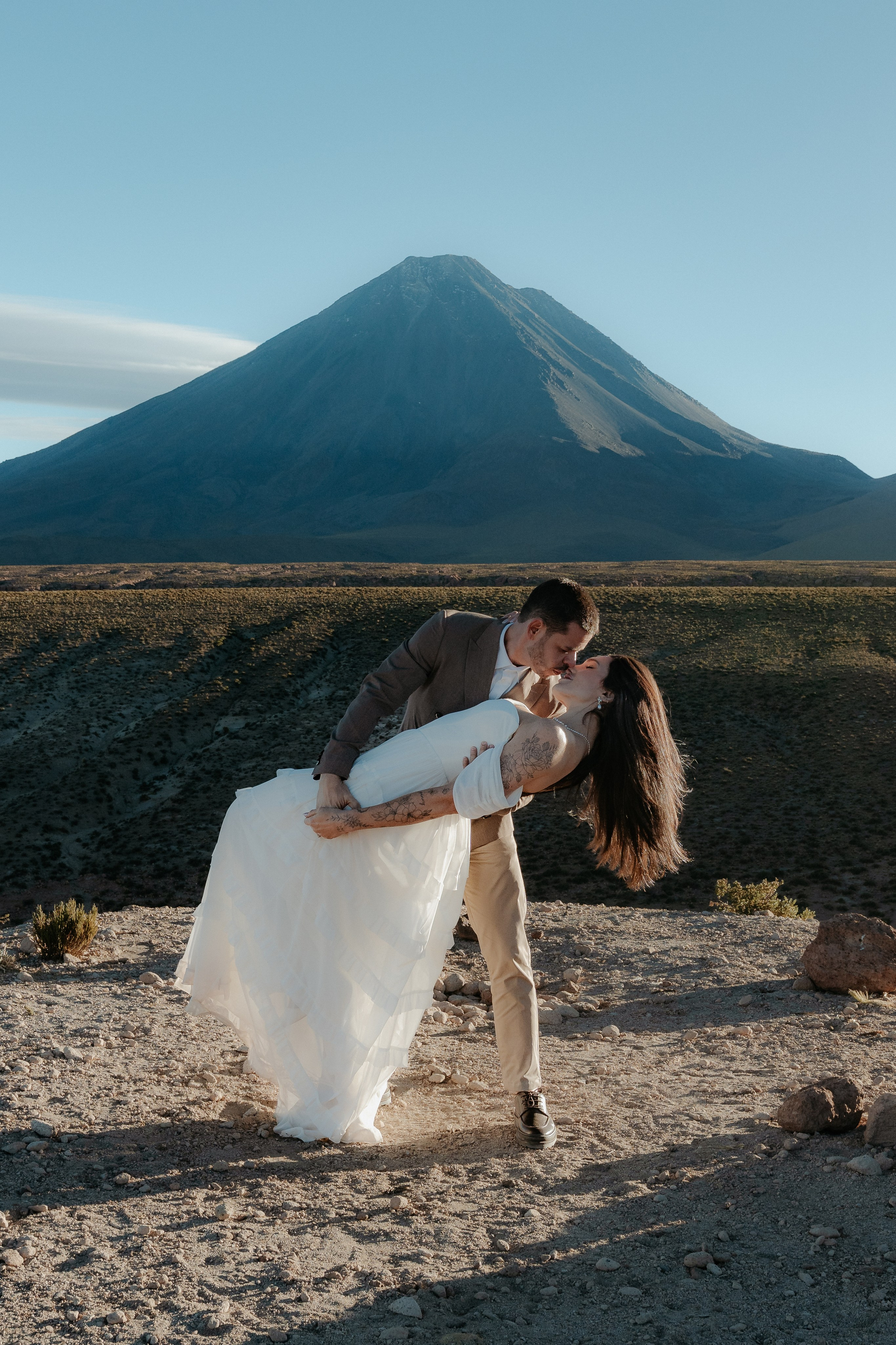 Pre-wedding no mirante do vulcão Licancabur. Photographer in San Pedro de Atacama