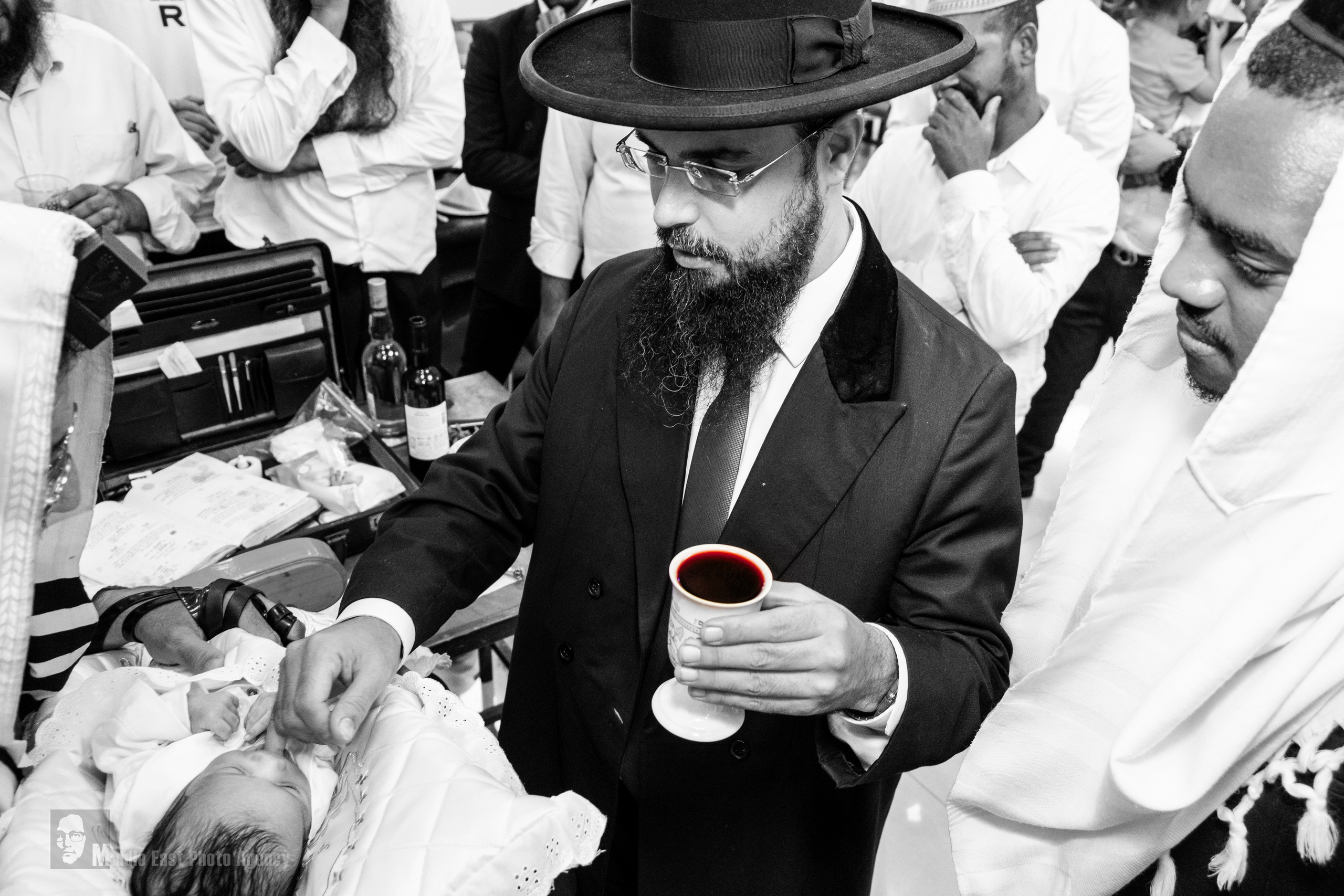 ‏ברית מילה. Middle East Photo Agency — Photography & Event Magnets — סוכנות צילום והדפסת מגנטים לאירועים