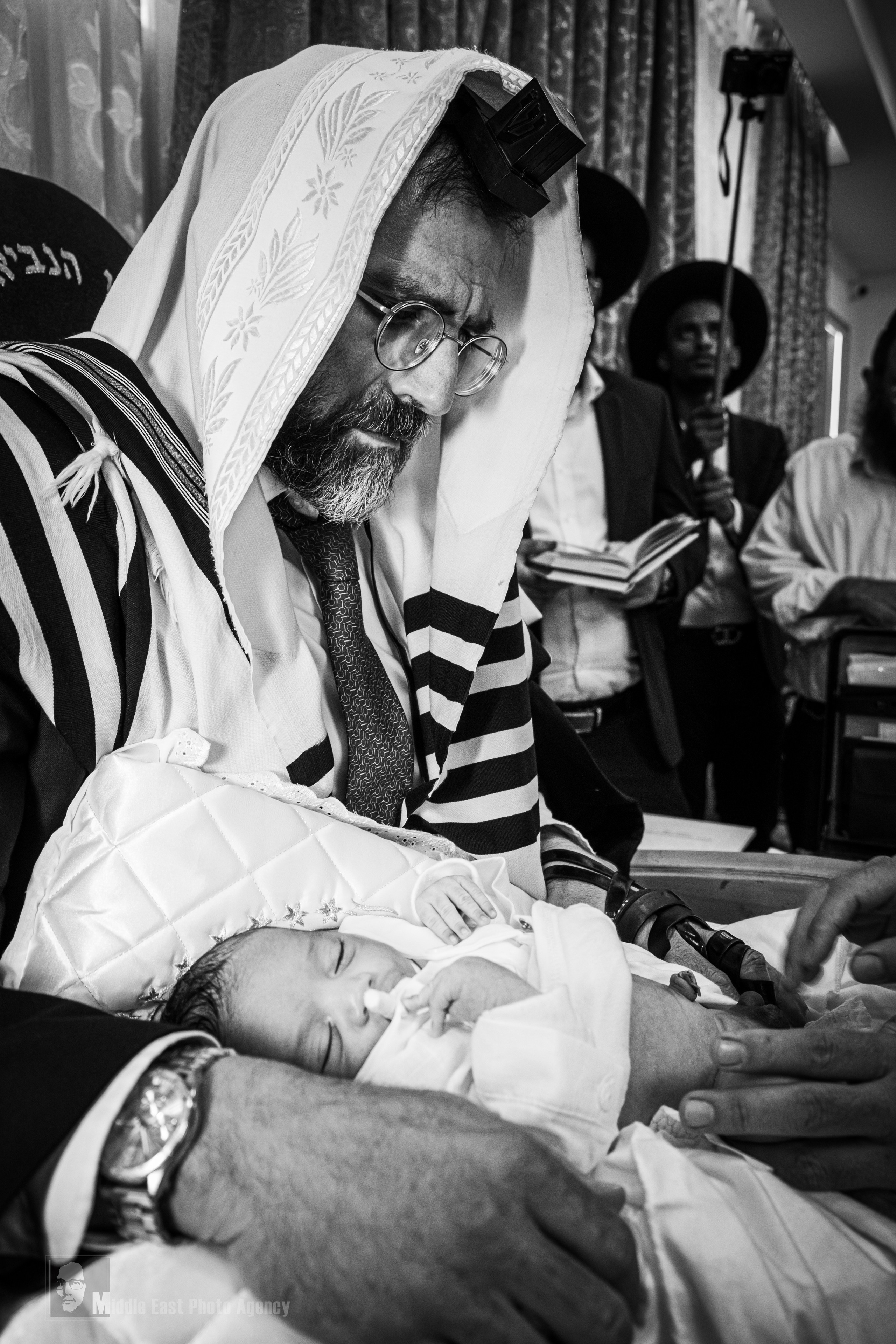 ‏ברית מילה. Middle East Photo Agency — Photography & Event Magnets — סוכנות צילום והדפסת מגנטים לאירועים