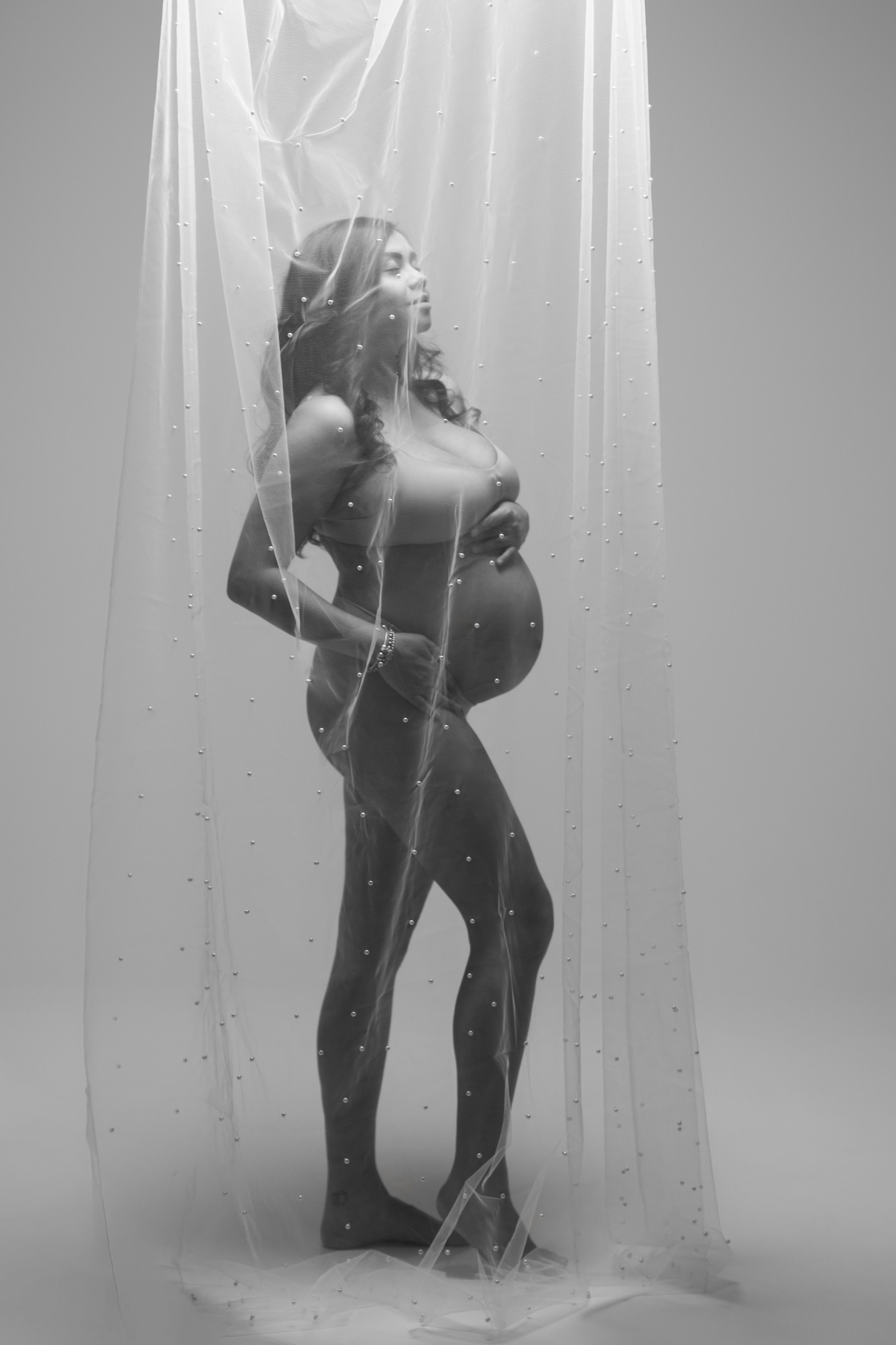 Maternity in studio. Fotografa di matrimoni e di famiglia in Italia