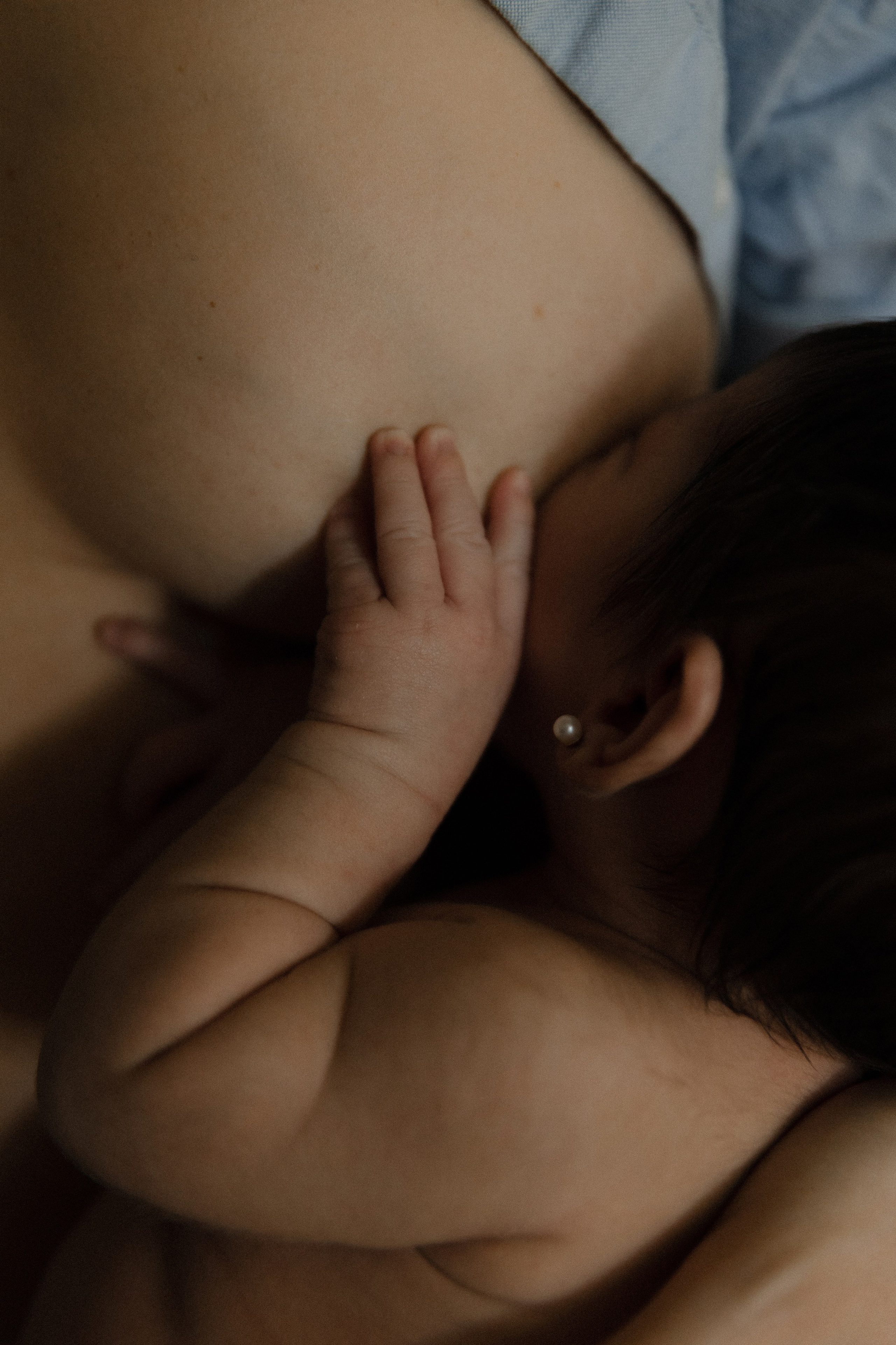 Sesión en casa con recién nacido y mamá — Dulzura y momentos reales. Photographer in Santiago, Chile Anna Almazova