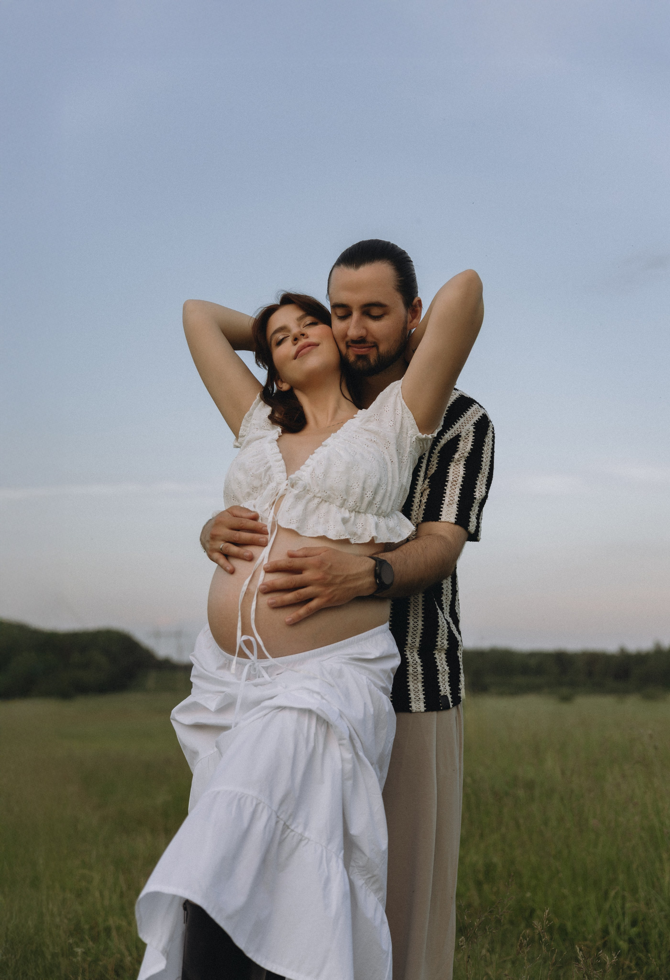 Lera & Maksim | laukimo fotosesija pievoje saulei besileidžiant. Vestuvių ir šeimų fotografė Lena Bondarenko / belove photo