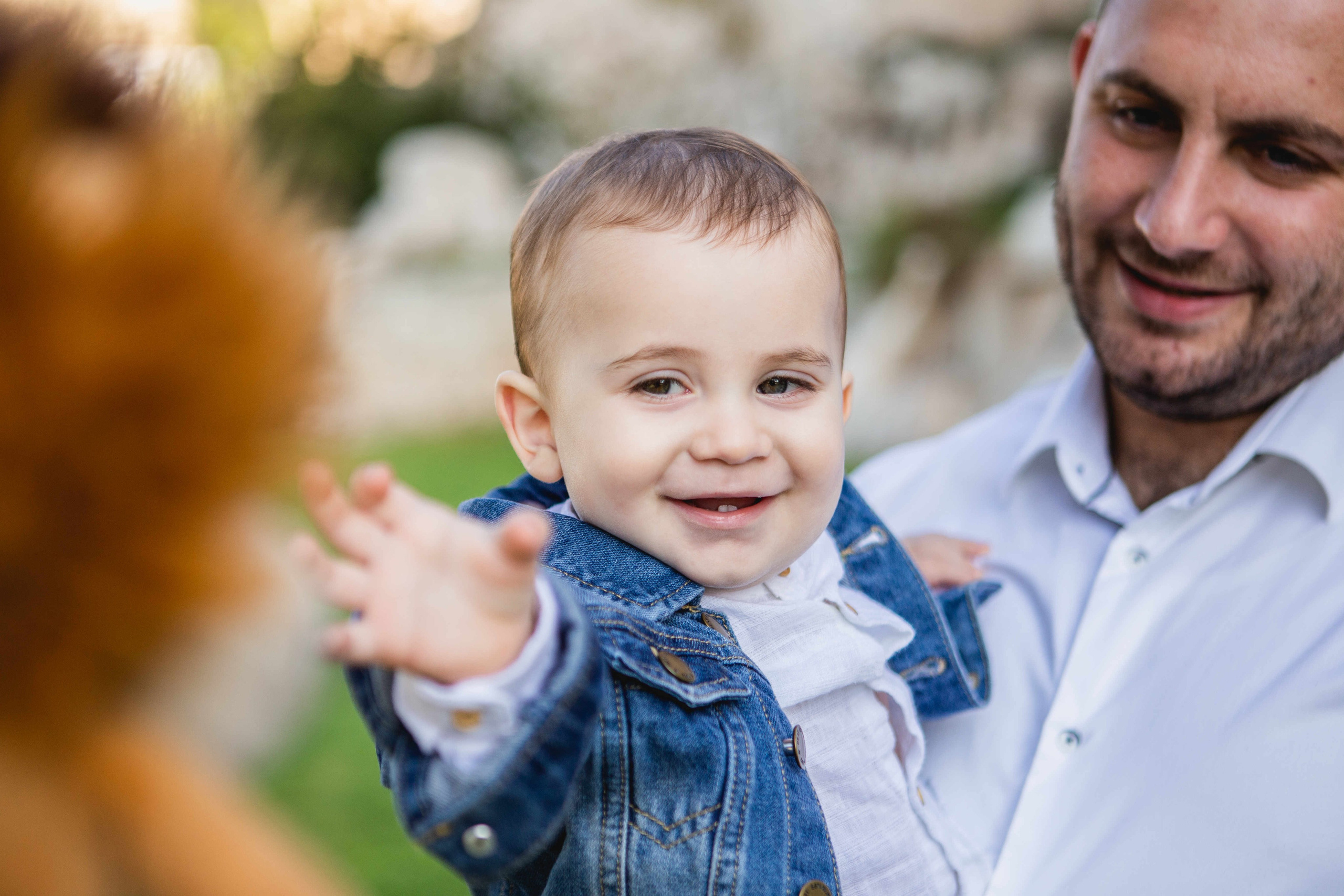 AT THE WALLS OF THE OLD CITY. PHOTOGRAPHER IN ISRAEL