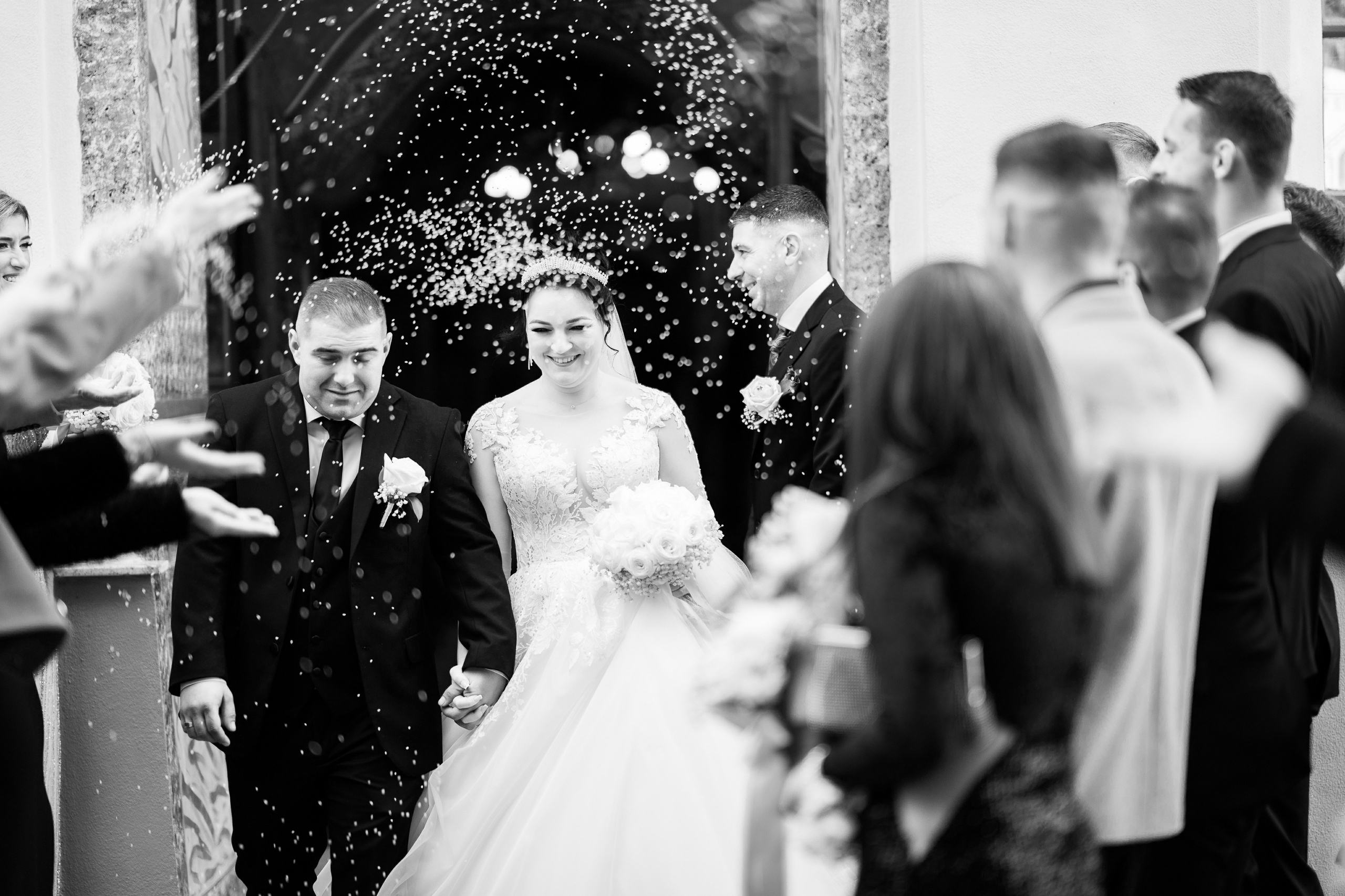 La iesirea din Biserica invitatii au aruncat cu orez pe miri pentru Belsug