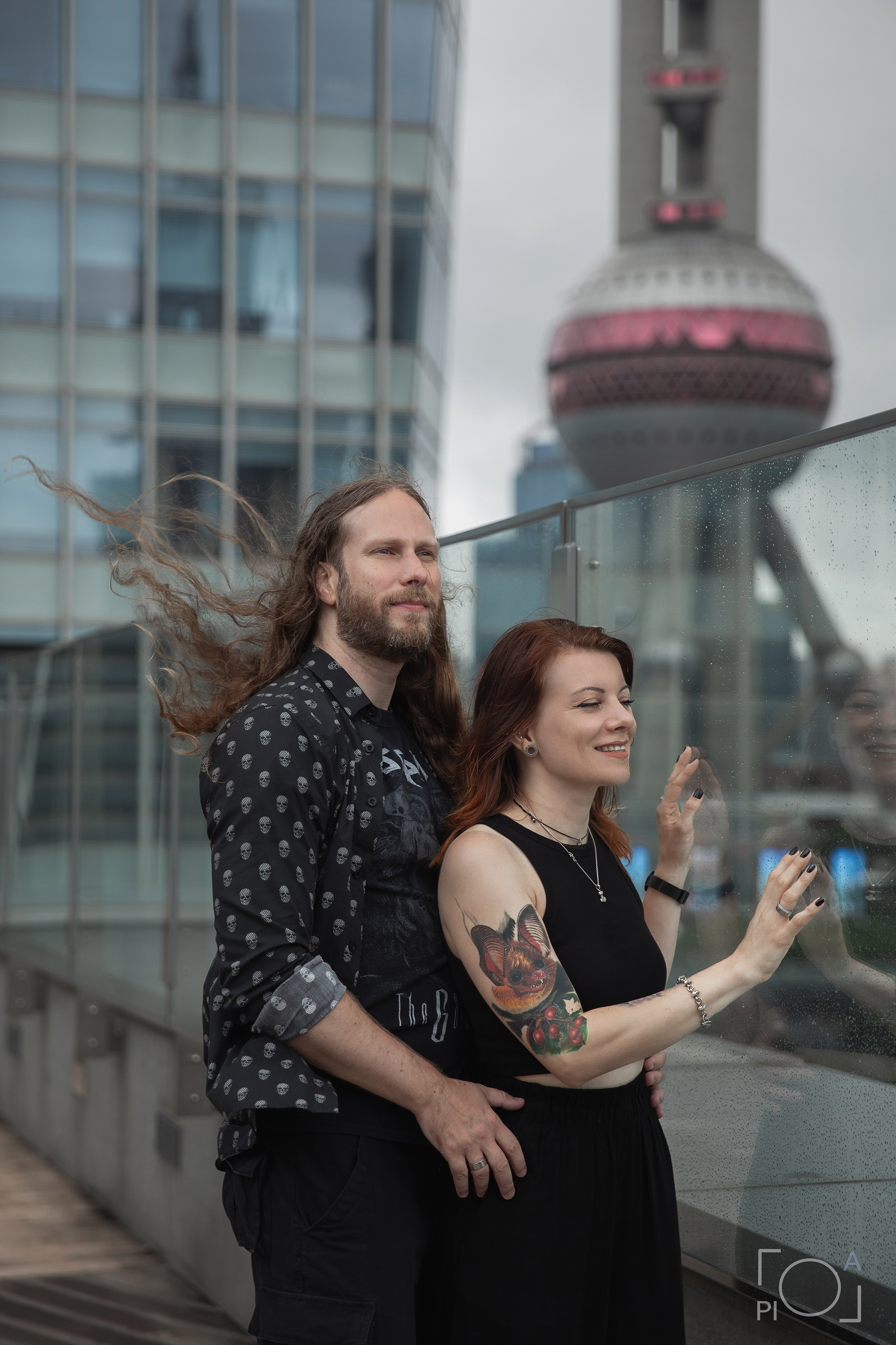 Влюбленная пара - мужчина и женщина. Шанхай, дождлива погода, ветер