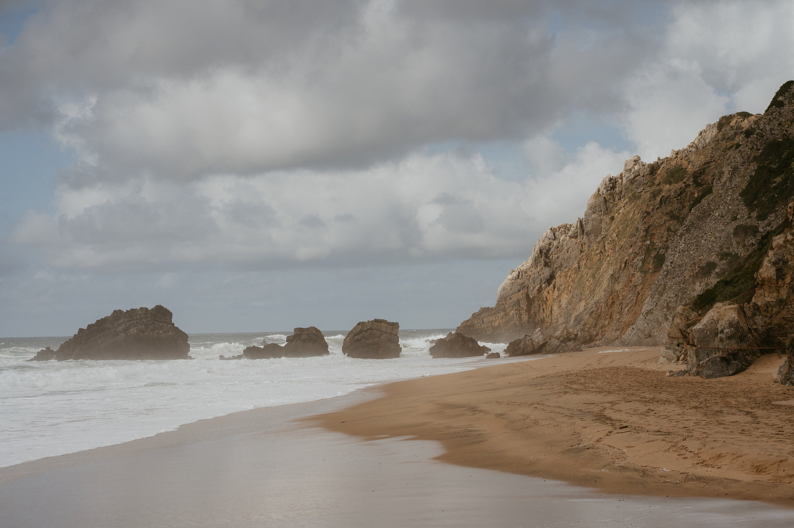 Ședință foto de nuntă pe plaja Adraga – emoție la malul oceanului Atlantic. Valentin Melen - fotograf de nunta 🤍
