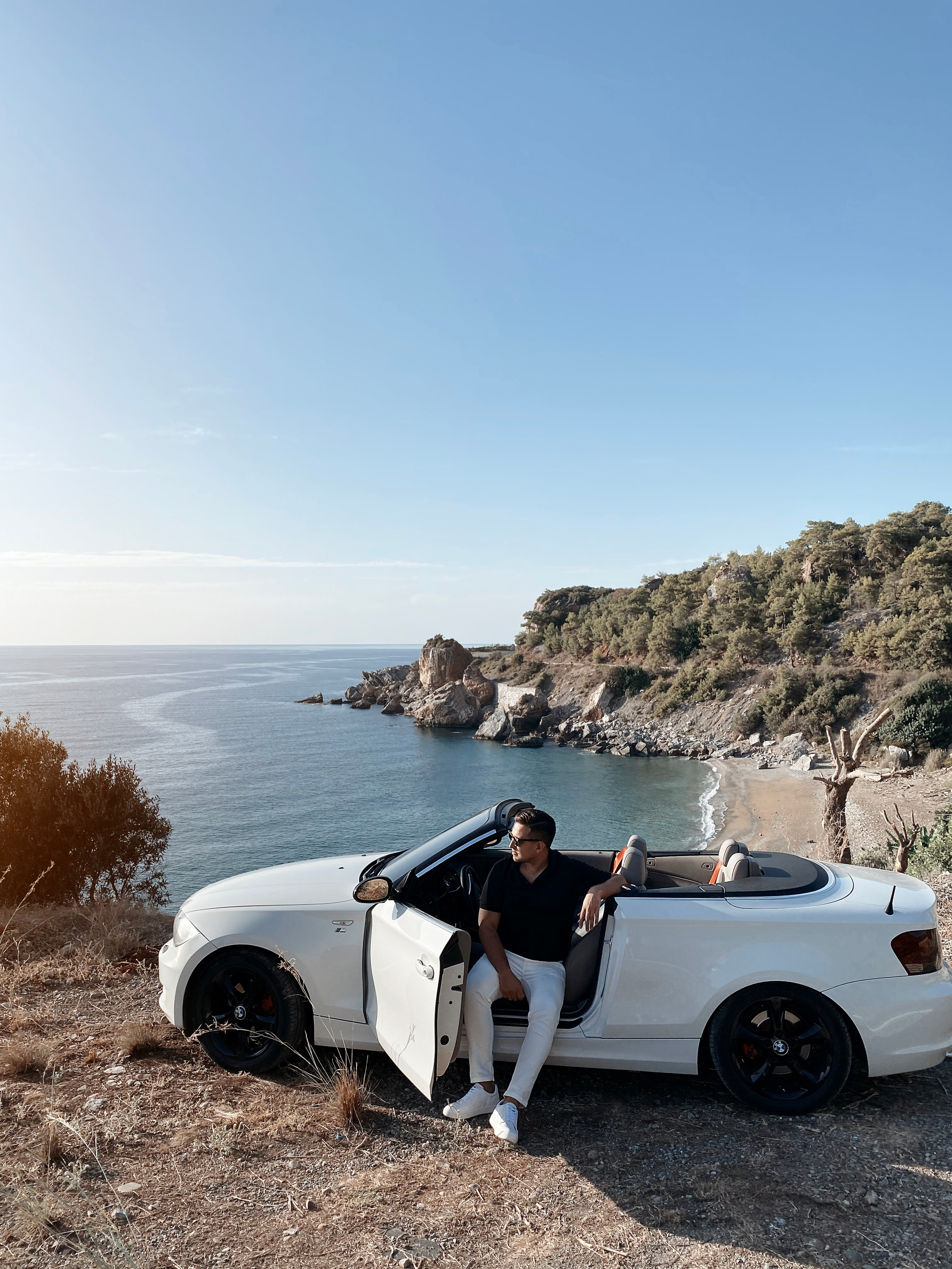 Съемка для контента с кабриолетом. Фотограф в Алании в Турции, Аланья, Сиде, Белек, Анталия, Кемер, Конаклы, Окурджалар. Фотосъемки в Алании. Фотосессия в Алания.Алсу Девели