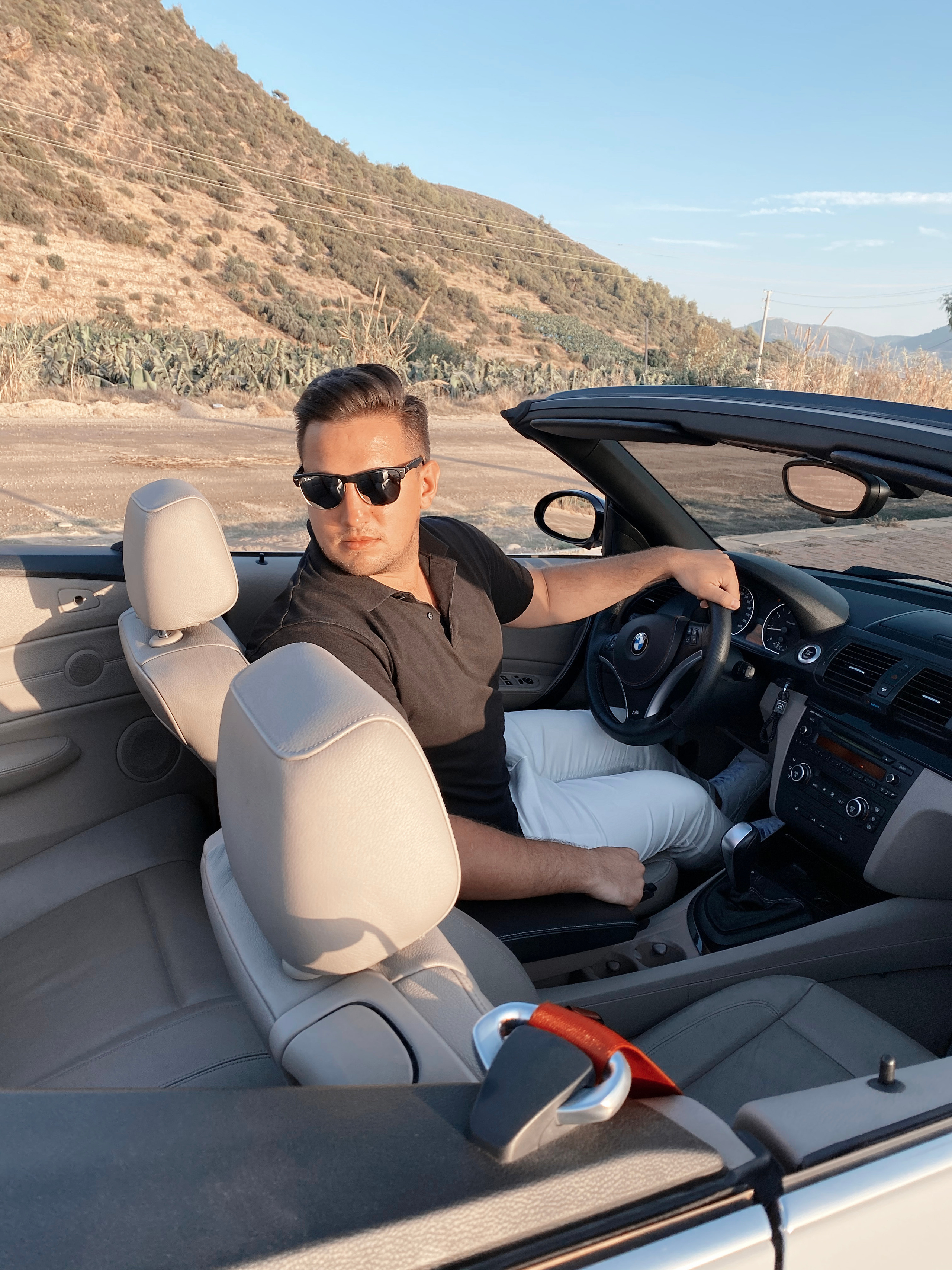 Съемка для контента с кабриолетом. Фотограф в Алании в Турции, Аланья, Сиде, Белек, Анталия, Кемер, Конаклы, Окурджалар. Фотосъемки в Алании. Фотосессия в Алания.Алсу Девели