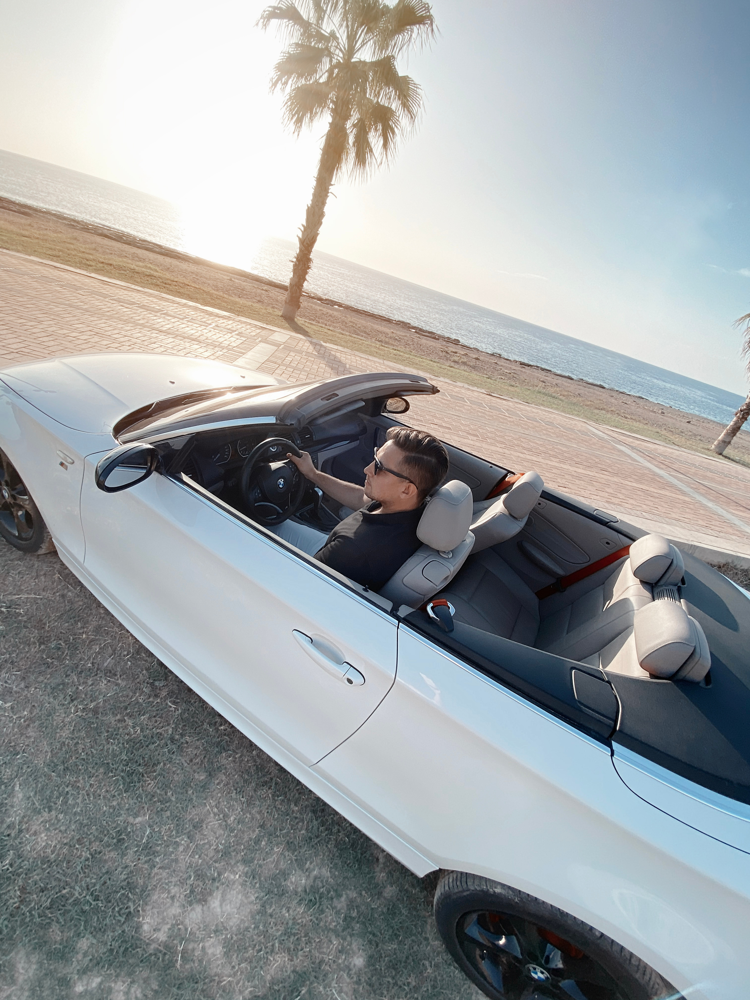 Съемка для контента с кабриолетом. Фотограф в Алании в Турции, Аланья, Сиде, Белек, Анталия, Кемер, Конаклы, Окурджалар. Фотосъемки в Алании. Фотосессия в Алания.Алсу Девели