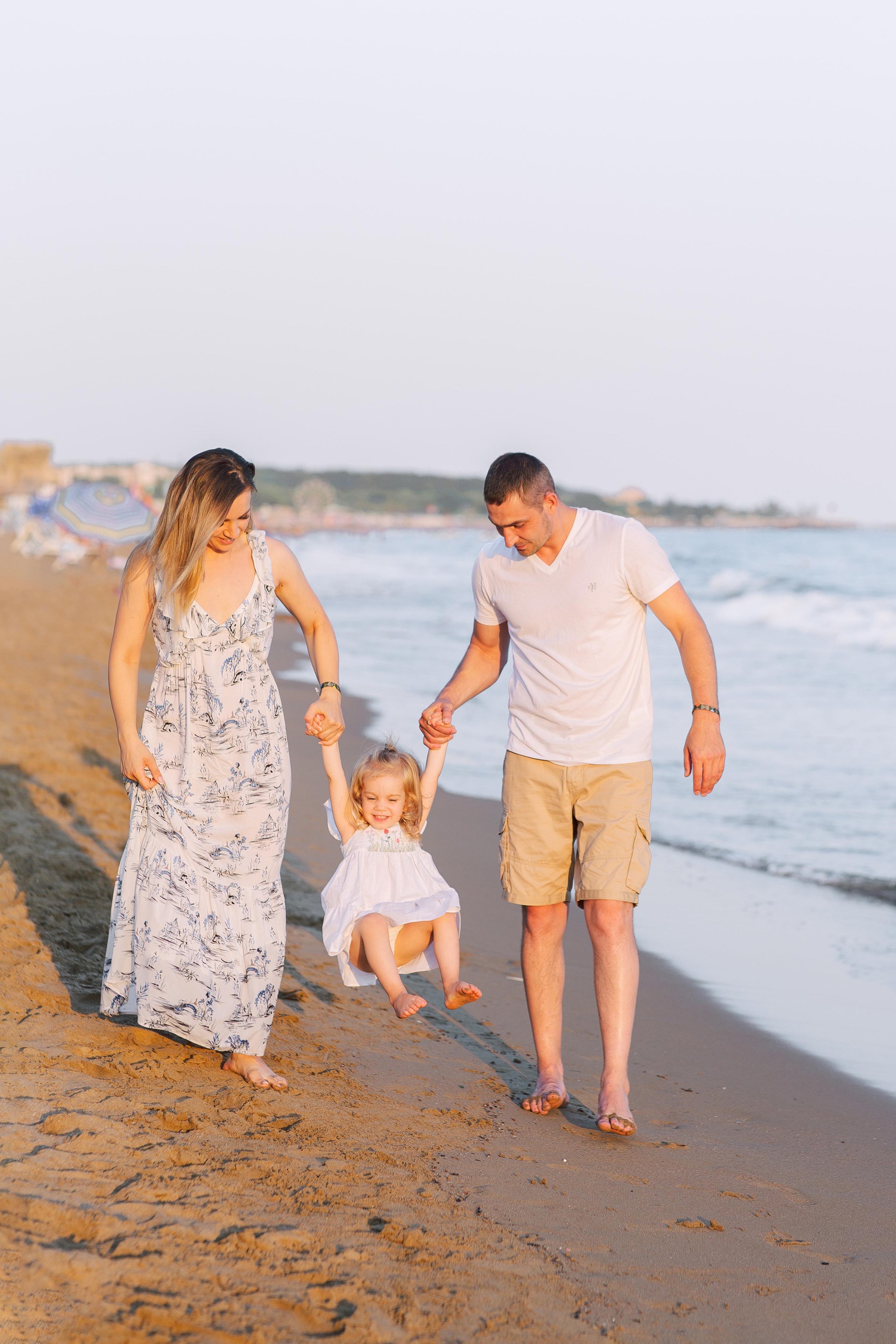 Семейная фотосессия на пляже в Сиде на закате. Фотограф в Алании в Турции, Аланья, Сиде, Белек, Анталия, Кемер, Конаклы, Окурджалар. Фотосъемки в Алании. Фотосессия в Алания.Алсу Девели