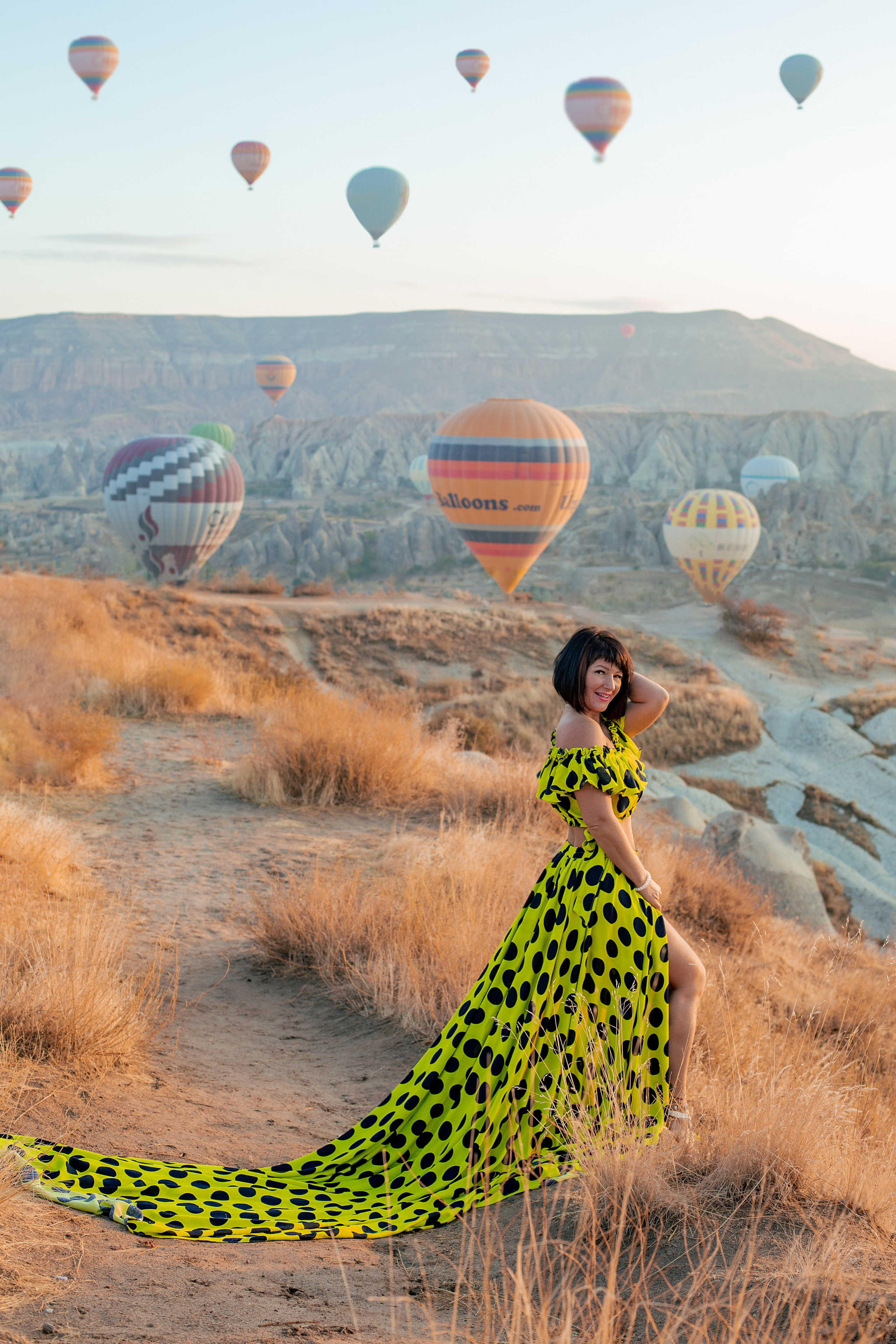Photo shoot in Cappadocia against the backdrop of floating balloons. Professional Photographer in Alanya, Side, Belek | Alsu Develi  Wedding, Family and portrait photo sessions