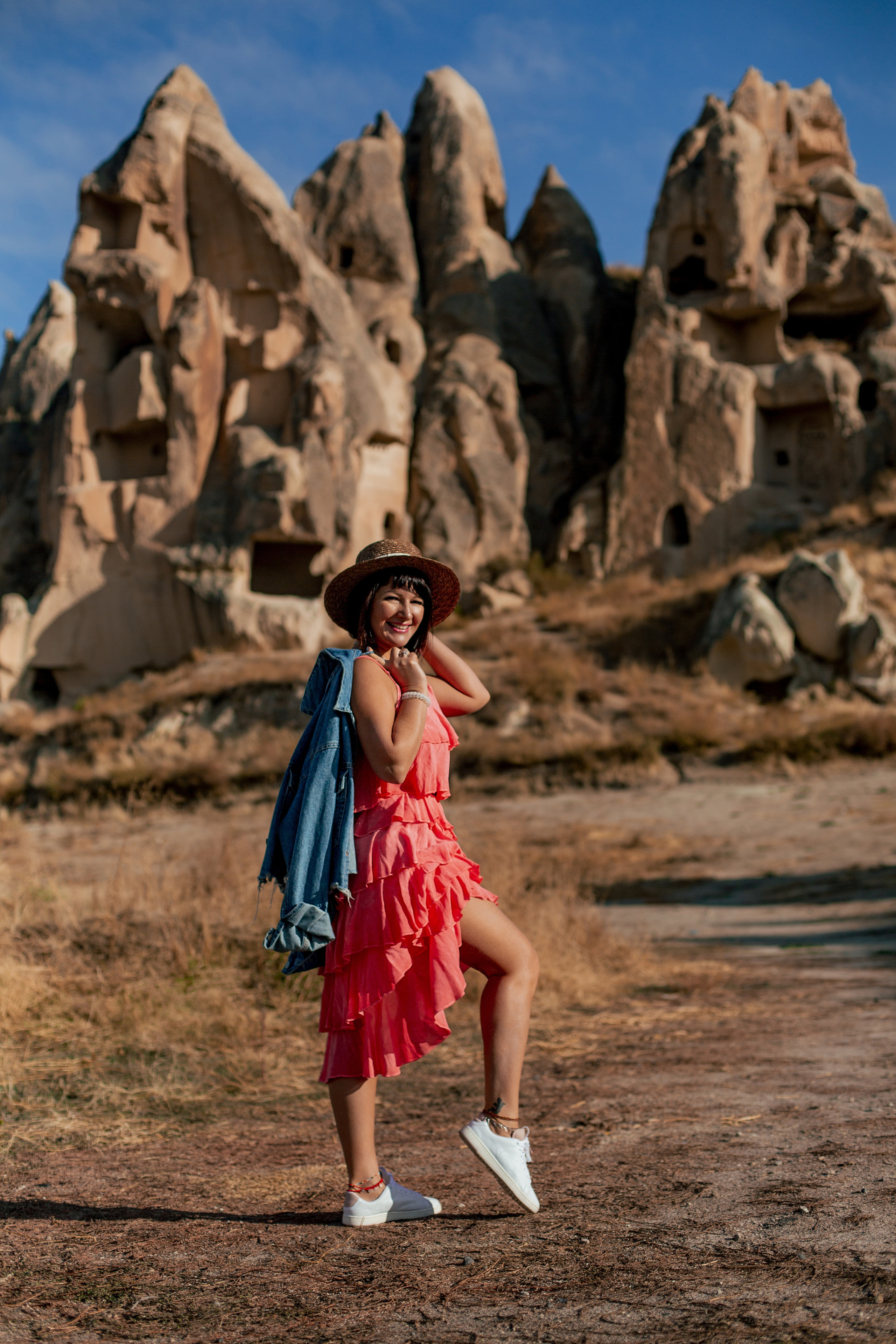 Photo shoot in Cappadocia against the backdrop of floating balloons. Professional Photographer in Alanya, Side, Belek | Alsu Develi  Wedding, Family and portrait photo sessions