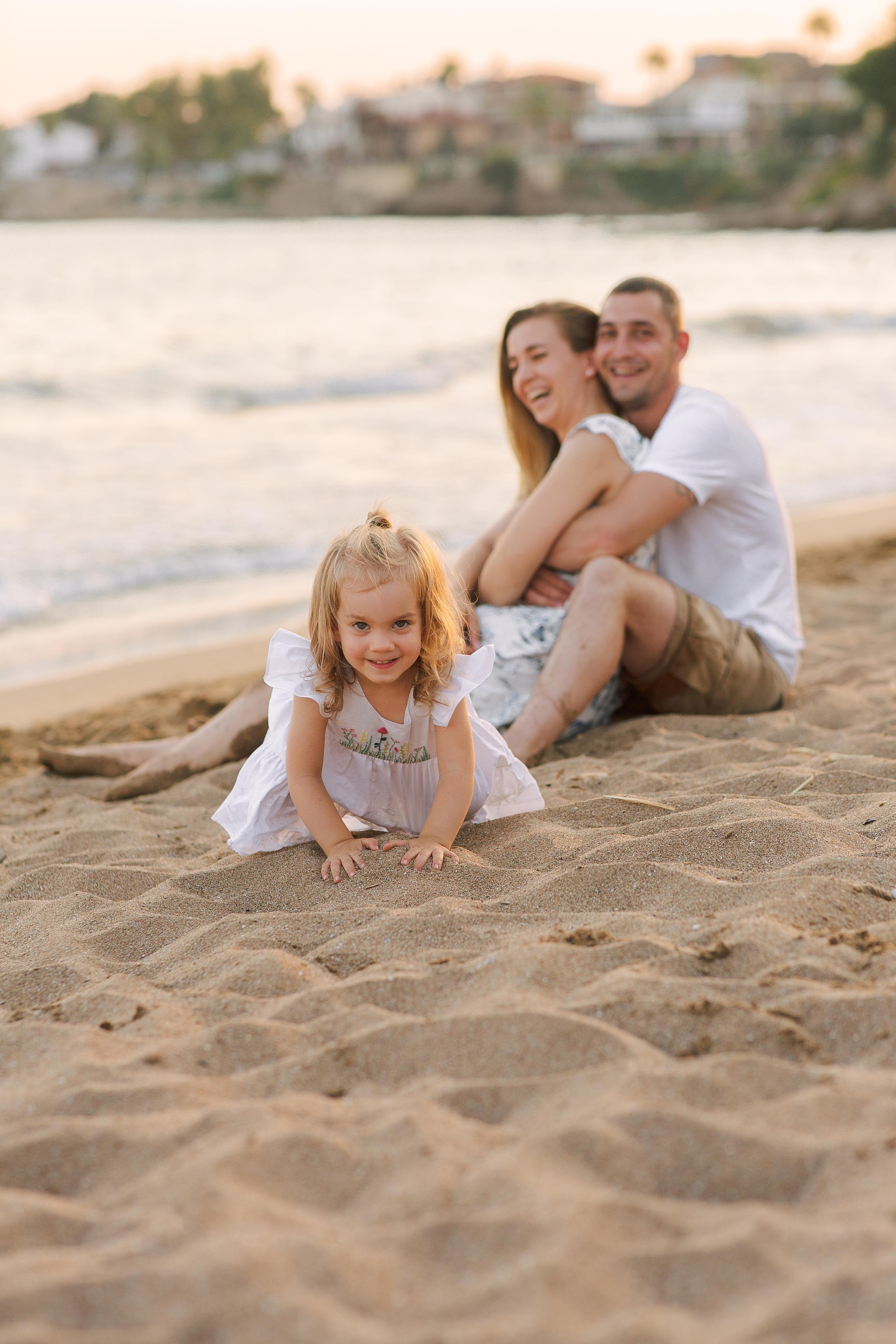 Семейная фотосессия на пляже в Сиде на закате. Фотограф в Алании в Турции, Аланья, Сиде, Белек, Анталия, Кемер, Конаклы, Окурджалар. Фотосъемки в Алании. Фотосессия в Алания.Алсу Девели