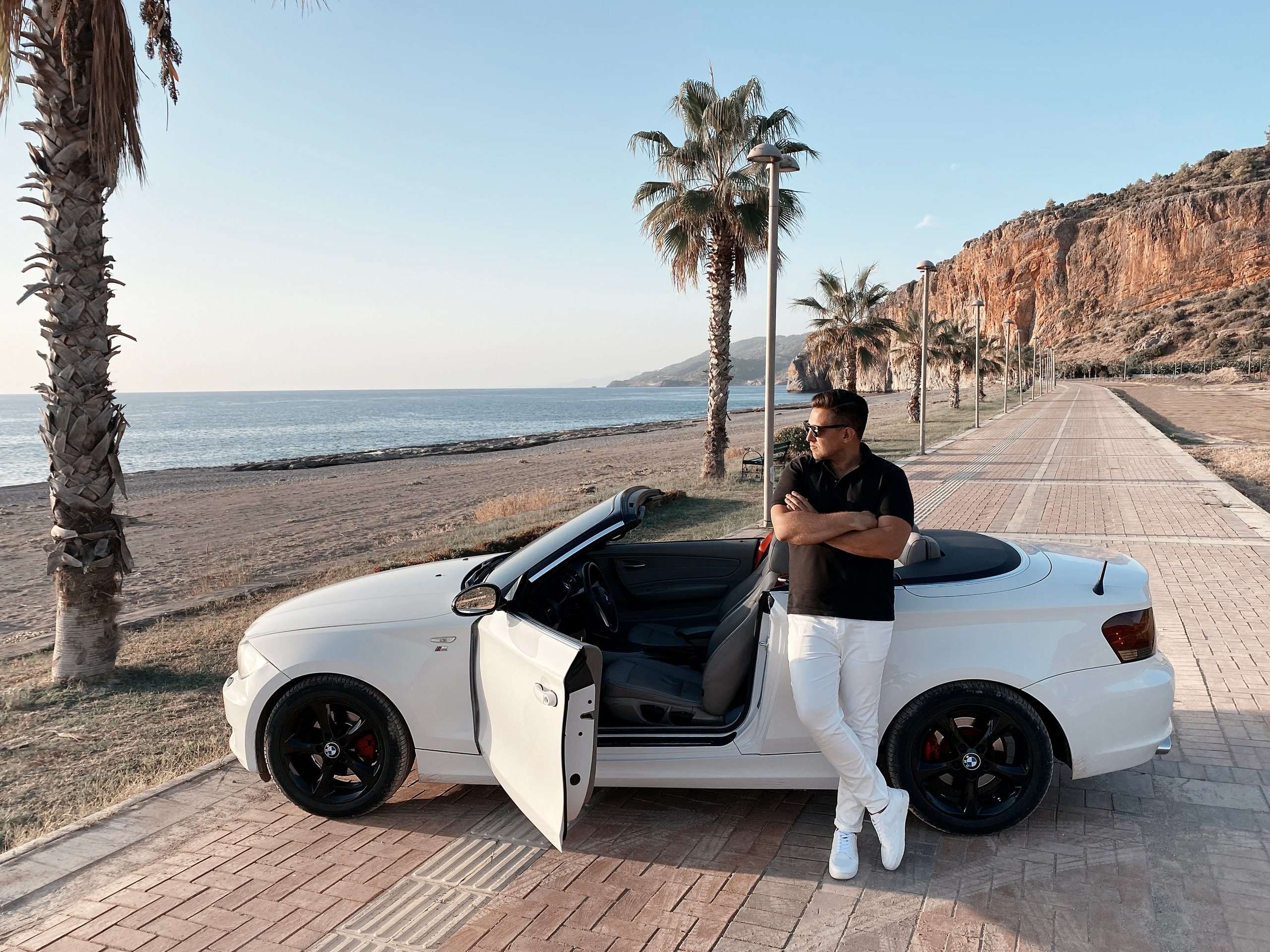 Съемка для контента с кабриолетом. Фотограф в Алании в Турции, Аланья, Сиде, Белек, Анталия, Кемер, Конаклы, Окурджалар. Фотосъемки в Алании. Фотосессия в Алания.Алсу Девели