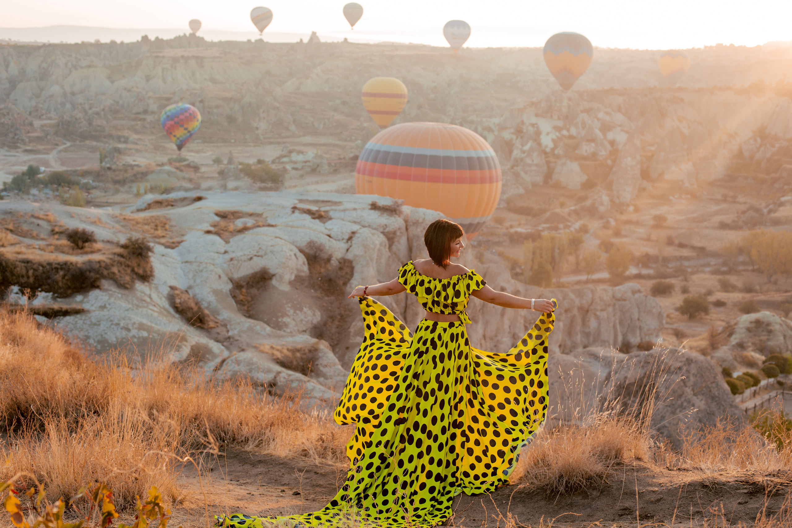 Photo shoot in Cappadocia against the backdrop of floating balloons. Professional Photographer in Alanya, Side, Belek | Alsu Develi  Wedding, Family and portrait photo sessions