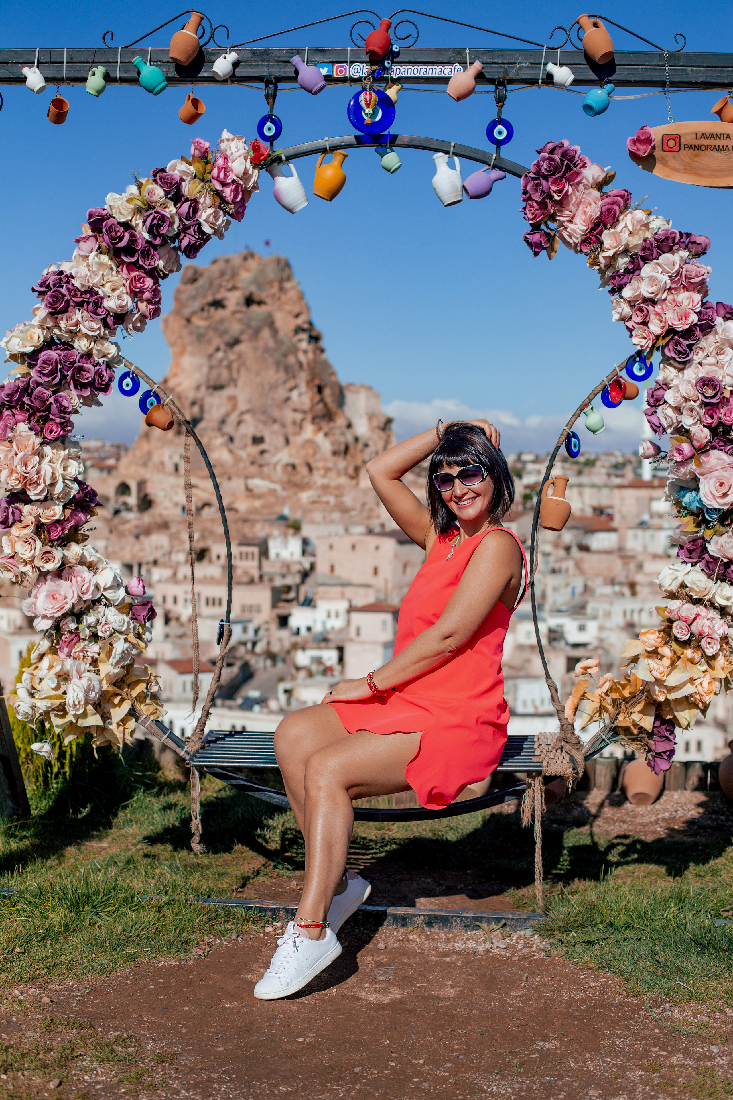 Photo shoot in Cappadocia against the backdrop of floating balloons. Professional Photographer in Alanya, Side, Belek | Alsu Develi  Wedding, Family and portrait photo sessions