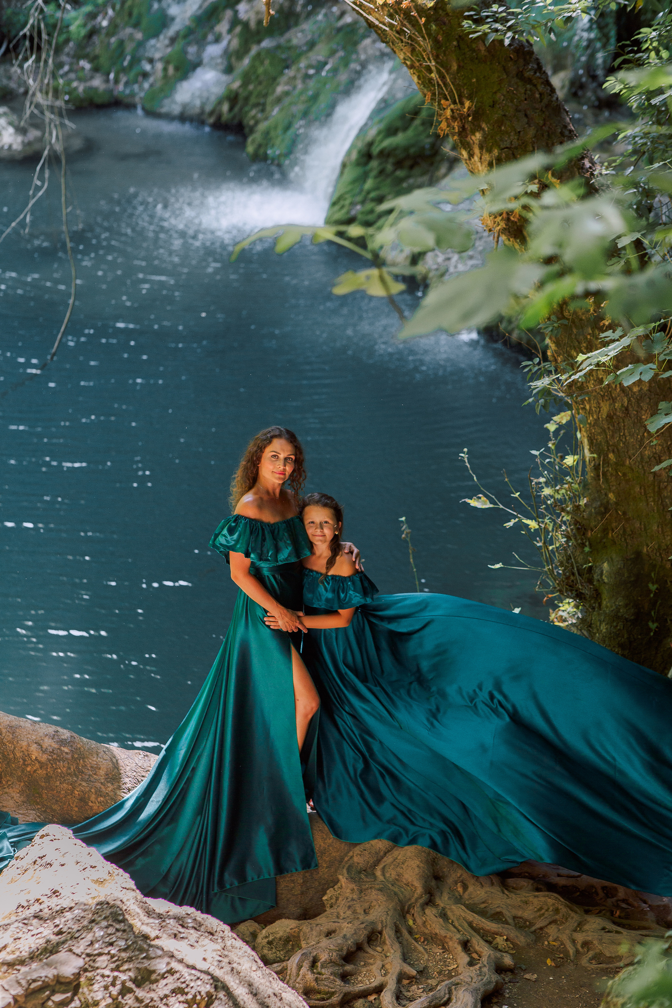 Photo shoot at the waterfall for mom and daughter. Professional Photographer in Alanya, Side, Belek | Alsu Develi  Wedding, Family and portrait photo sessions